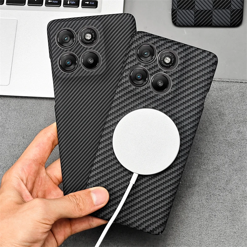 Magnetyczne etui do Motorola Edge 60 Pro, kompatybilne z Magsafe, z wytłaczanym wzorem z włókna węglowego i paskami, twarda obudowa PC do Moto Edge 60Pro — zdjęcie produktu 3