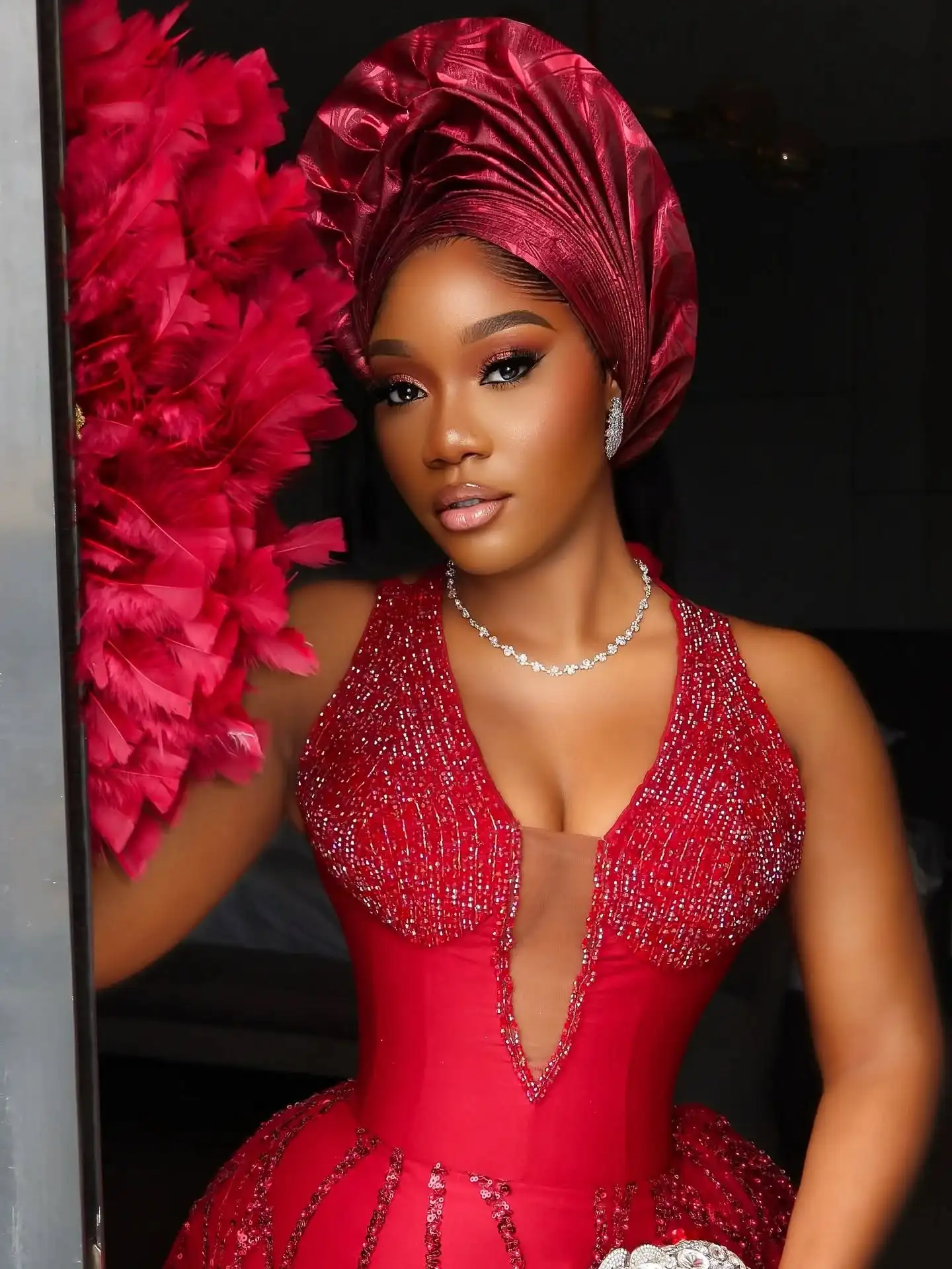 最新のレッドスパンコールレースイブニングドレスかわいいVネックストラップレスロングフォーマルドレススパークリングスパンコールウェディングカクテルドレス