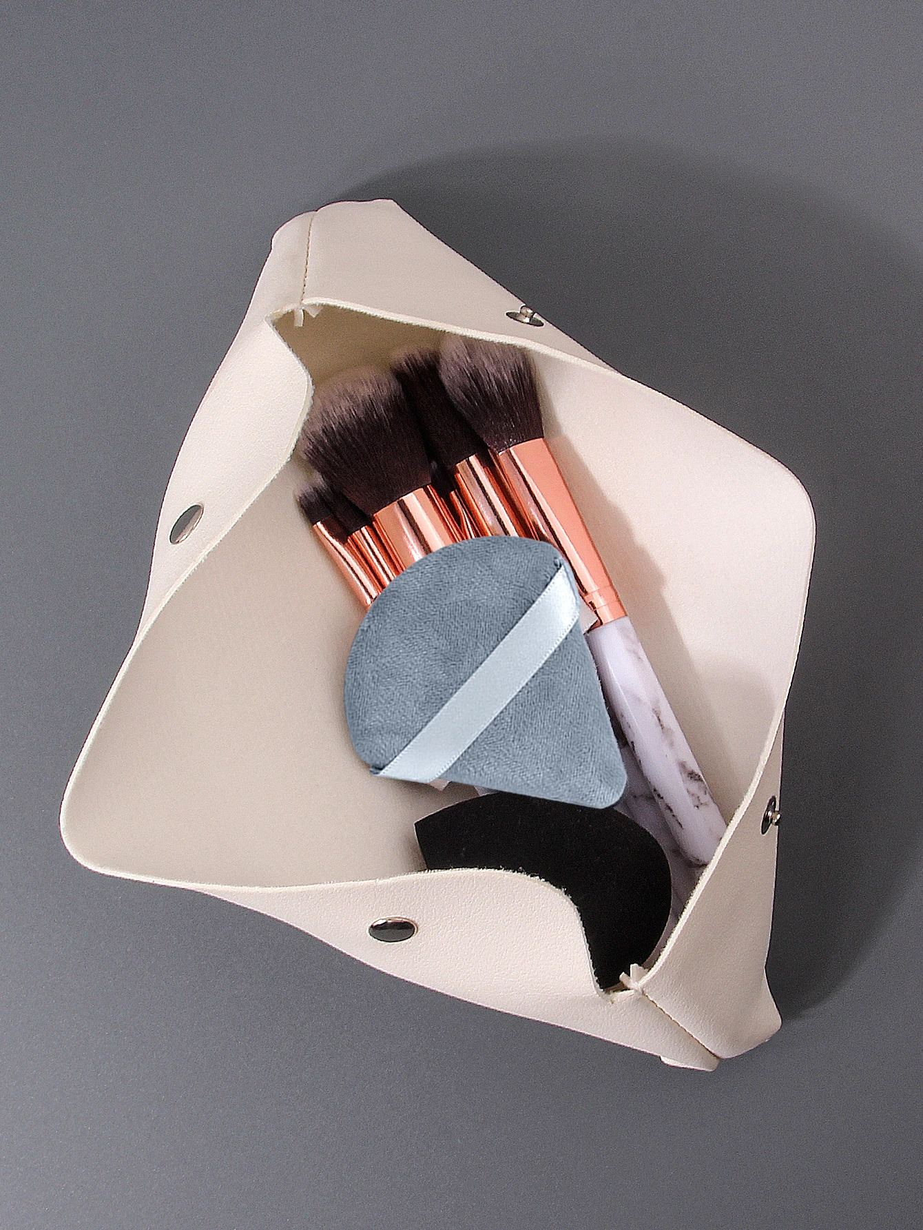 Conjunto de pincéis de maquiagem facial multifuncional, 9 peças + esponja de maquiagem macia, sopro de pó triangular + bolsa de armazenamento simples