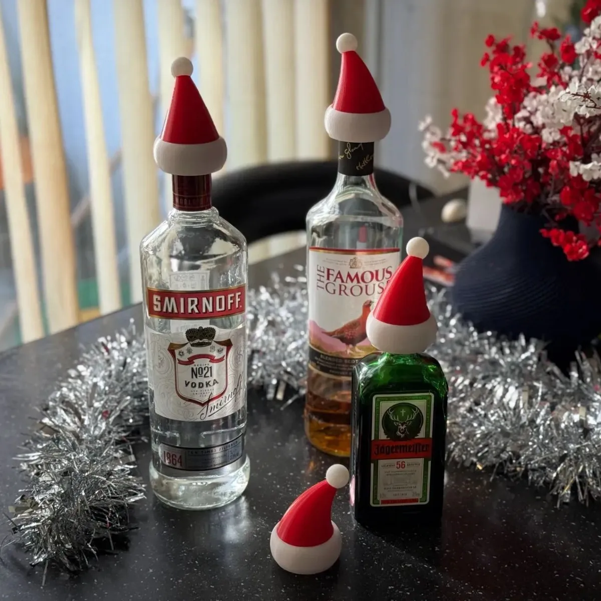 

3D Printed Christmas Hat Wine Bottle Cap Creative Christmas Figurines Crafts Home Decor Desktop Ornament for Christmas Gifts