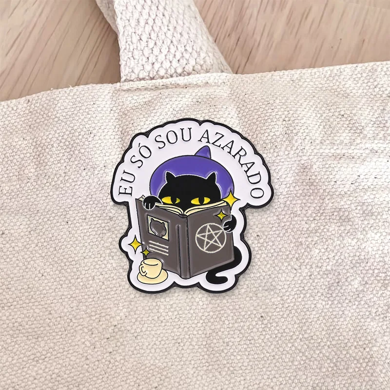 Funny Black Cat Reading Magic Book Enamel Badge Portuguese Text Eu So Sou Azarado Pin Animal Metal Brooch For Friends