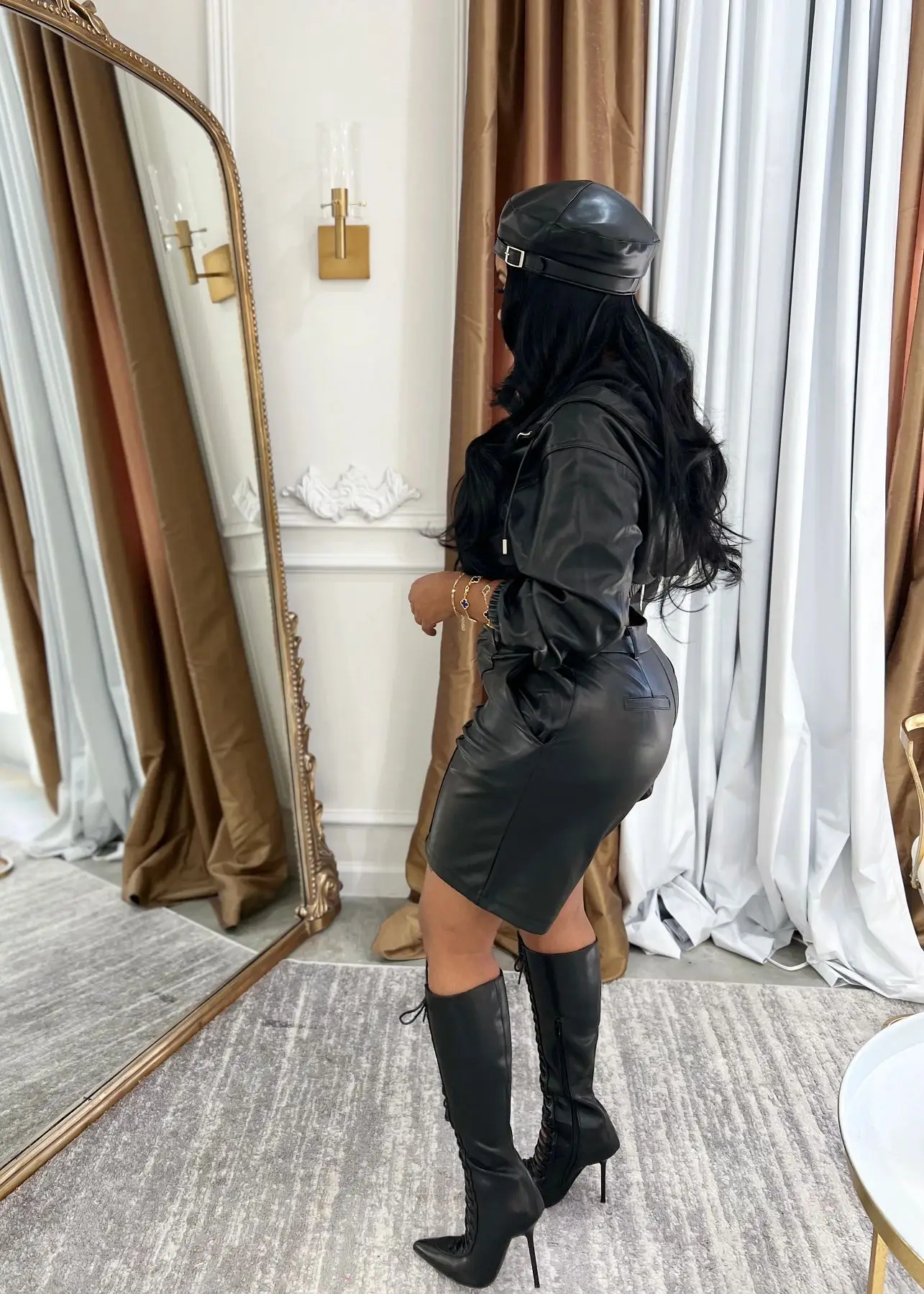 ชุดเซ็ตหนัง PU สีดำสุดหรู 2 ชิ้น เสื้อแจ็คเก็ตมีฮู้ดแบบซิป กางเกงขาสั้น แฟชั่นฤดูใบไม้ร่วง-ฤดูหนาว 2026 สไตล์เรียบง่ายแนวสตรีท