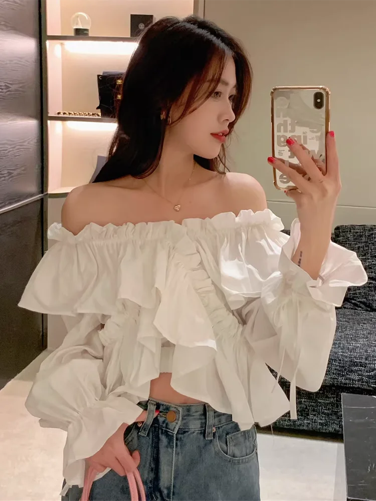 Zoki-Camiseta blanca con volantes y hombros descubiertos para mujer, blusa ajustada recortada Sexy, Tops elegantes con cuello oblicuo a la moda coreana