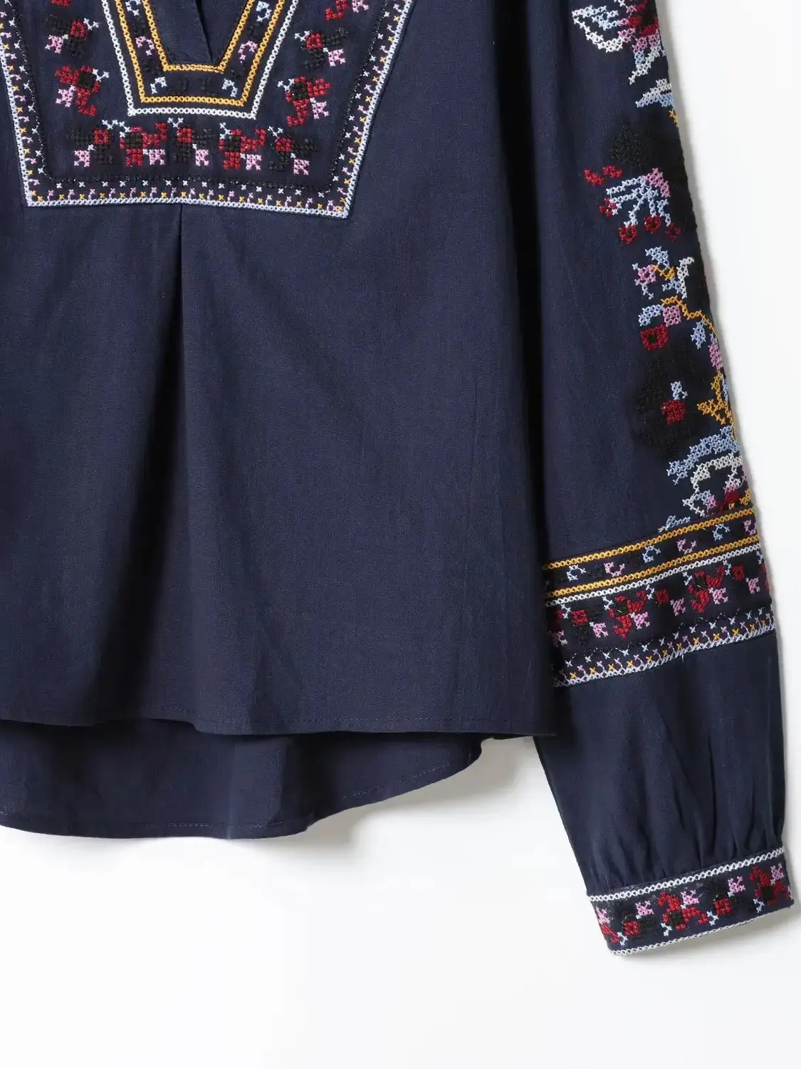 بلوفر نسائي عتيق بأكمام طويلة لربيع وخريف 2025 تي شيرت نسائي أنيق برقبة على شكل حرف v ومطرز بالزهور بلوزات سوداء #4