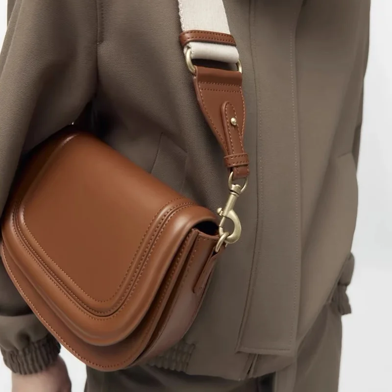 Modna mała torba klapowa designerska z szerokim paskiem siodełko damskie torebki na ramię luksusowa torba Crossbody ze skóry Pu Trend na małe torby