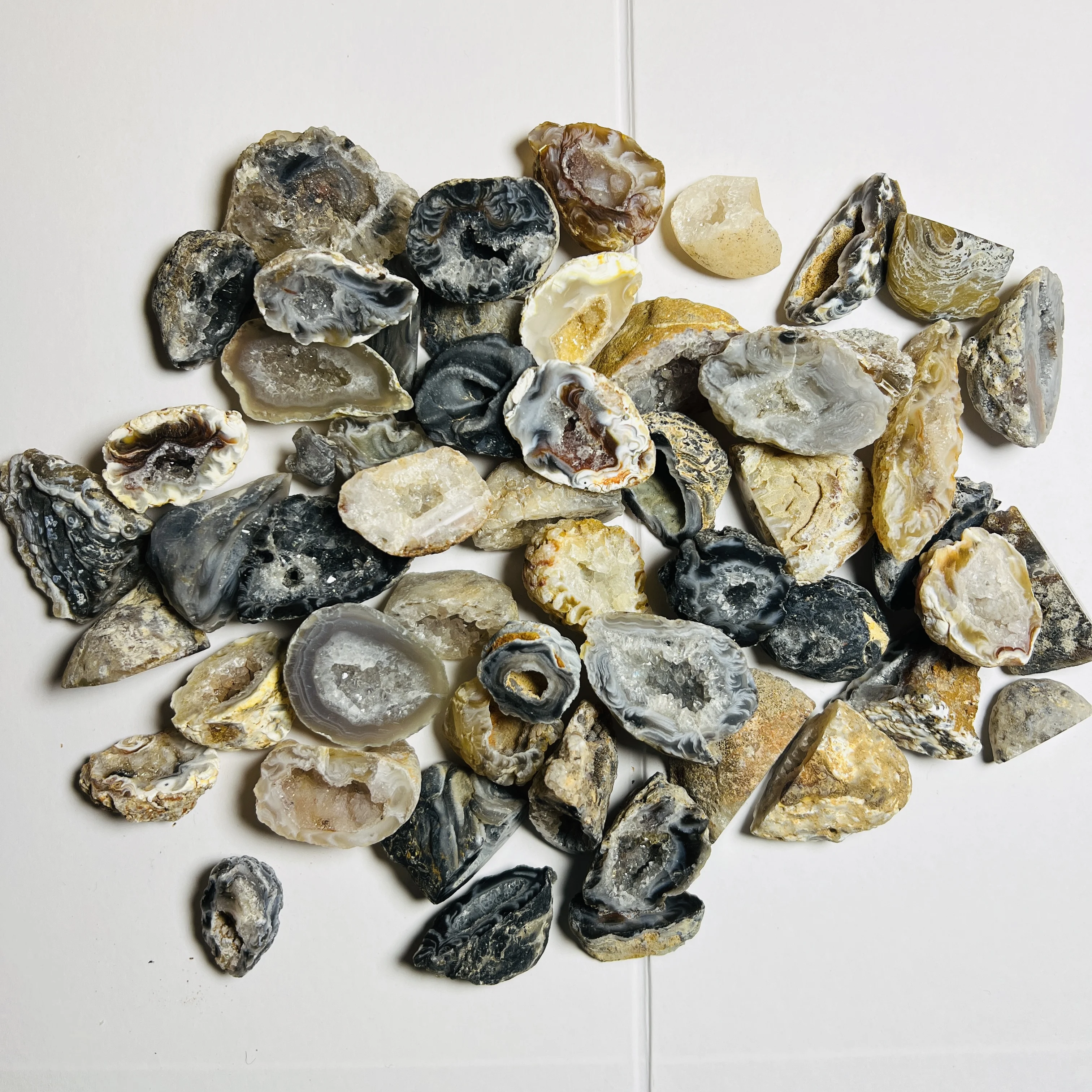 

Natural agate stone, raw stone collection, stone ornaments, geological science popularization