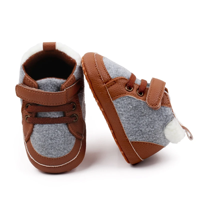 

Soft and Cozy Infant Fleece Booties with Stylish Leather Patchwork Detailing for Extra Warmth and Grip in Winter
