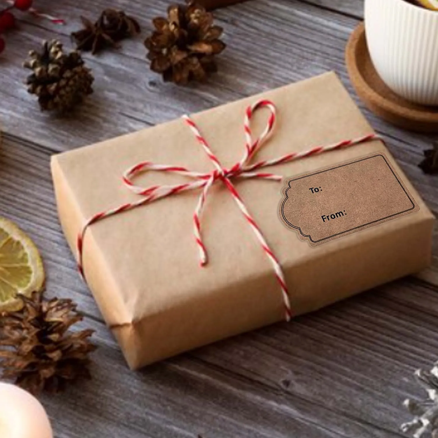 300 قطعة/لفة من ملصقات علامات الهدايا المصنوعة من كرافت البني الطبيعي مقاس 1.2 بوصة × 2 بوصة، ملصقات هدايا لاصقة من كرافت لديكور عيد الميلاد