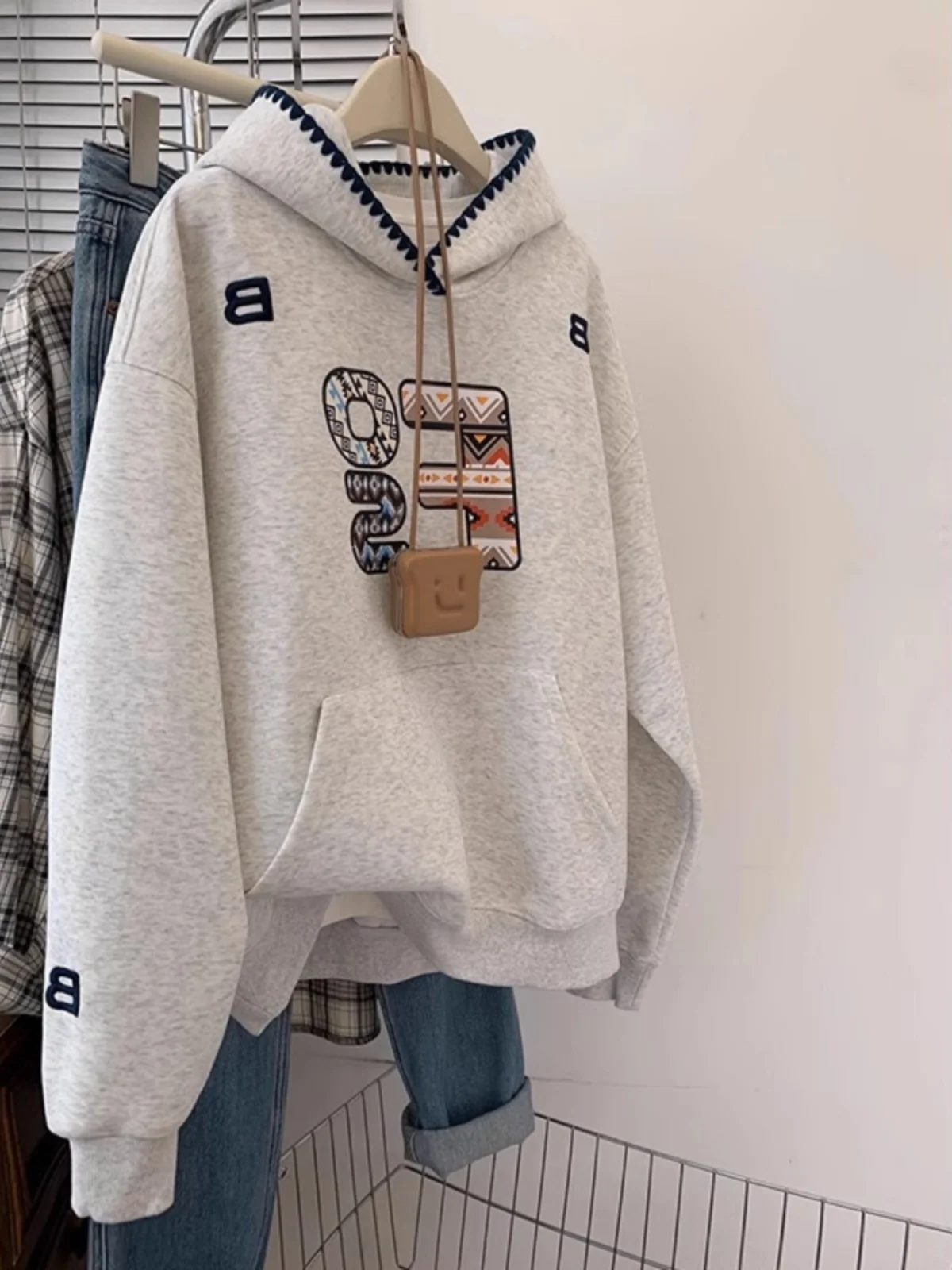 

Женская толстовка большого размера серого цвета с капюшоном, утепленная флисом, с вышивкой, осенне-зимняя верхняя одежда, повседневная удобная уличная одежда