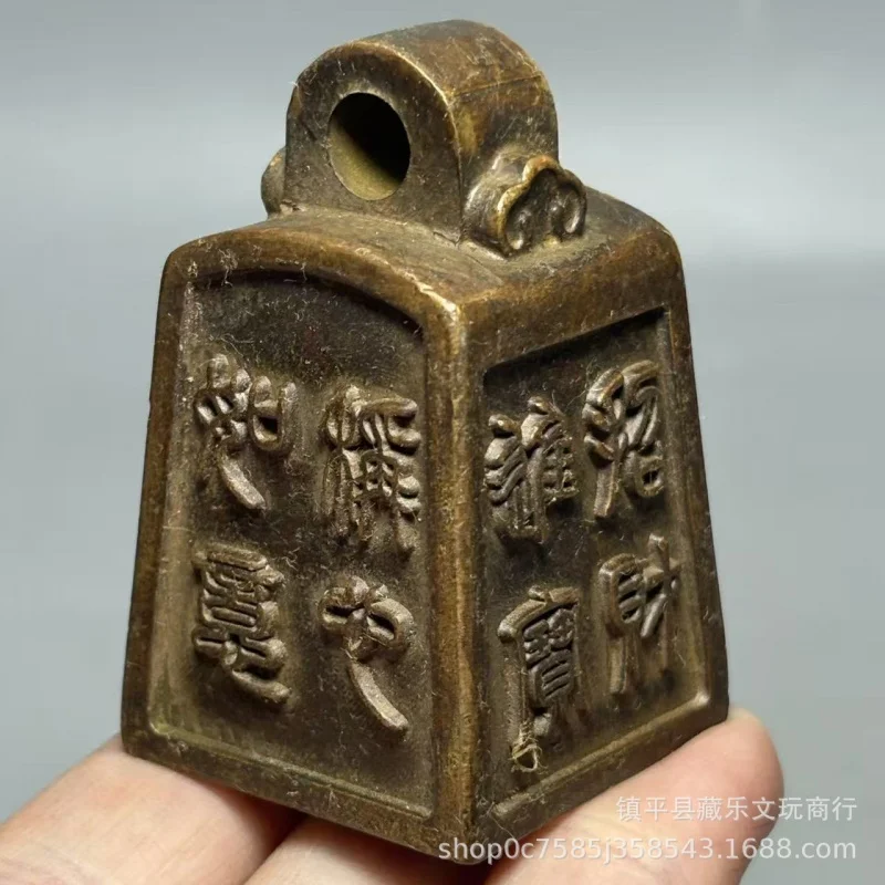 Objets en cuivre anciens pour attirer la richesse et la prospérité, le flux de monnaie et le bien-être. Ornement décoratif pour la maison et le bureau
