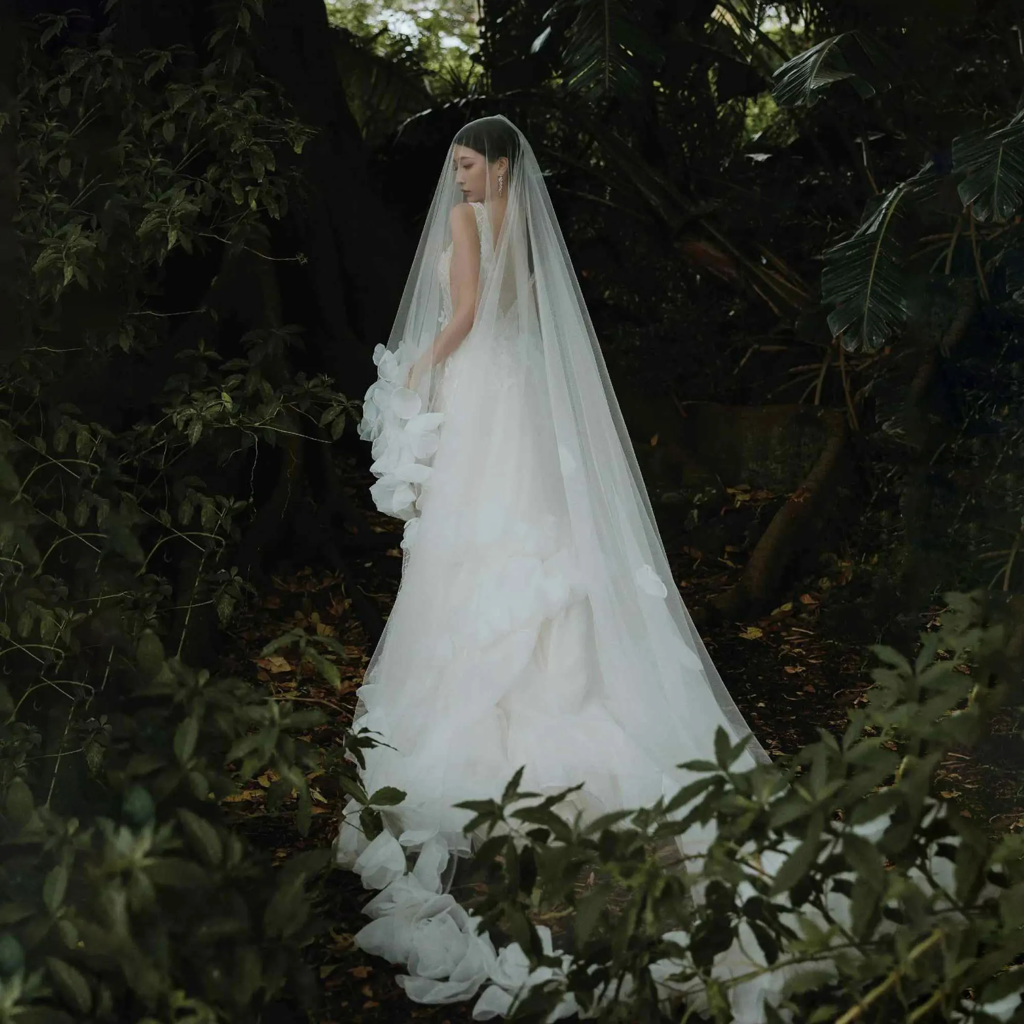 

Two Layer Chapel Veil Elegant Wedding Veils Tulle 3D-Flowers Appliques Lace Tulle White Ivory Bridal Veil Customized Veils V3275