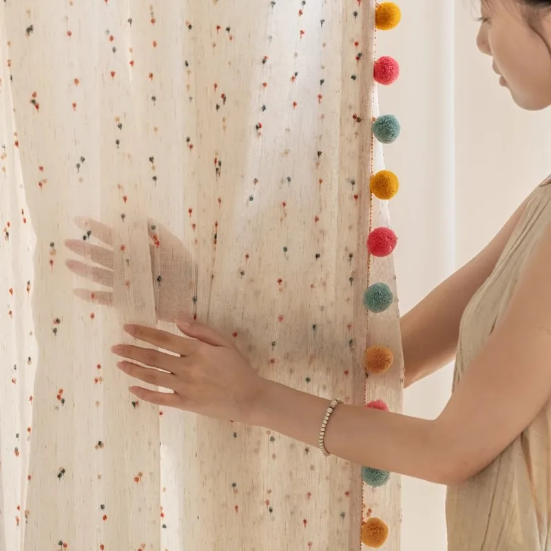 1 Paar süßer Regenbogen-Haarballen-gestickter transparenter Tüll-Vorhang mit Pom-Pom-Quasten, Spitze für Wohnzimmer, Kinderzimmer, Heimdekoration – Detail 3