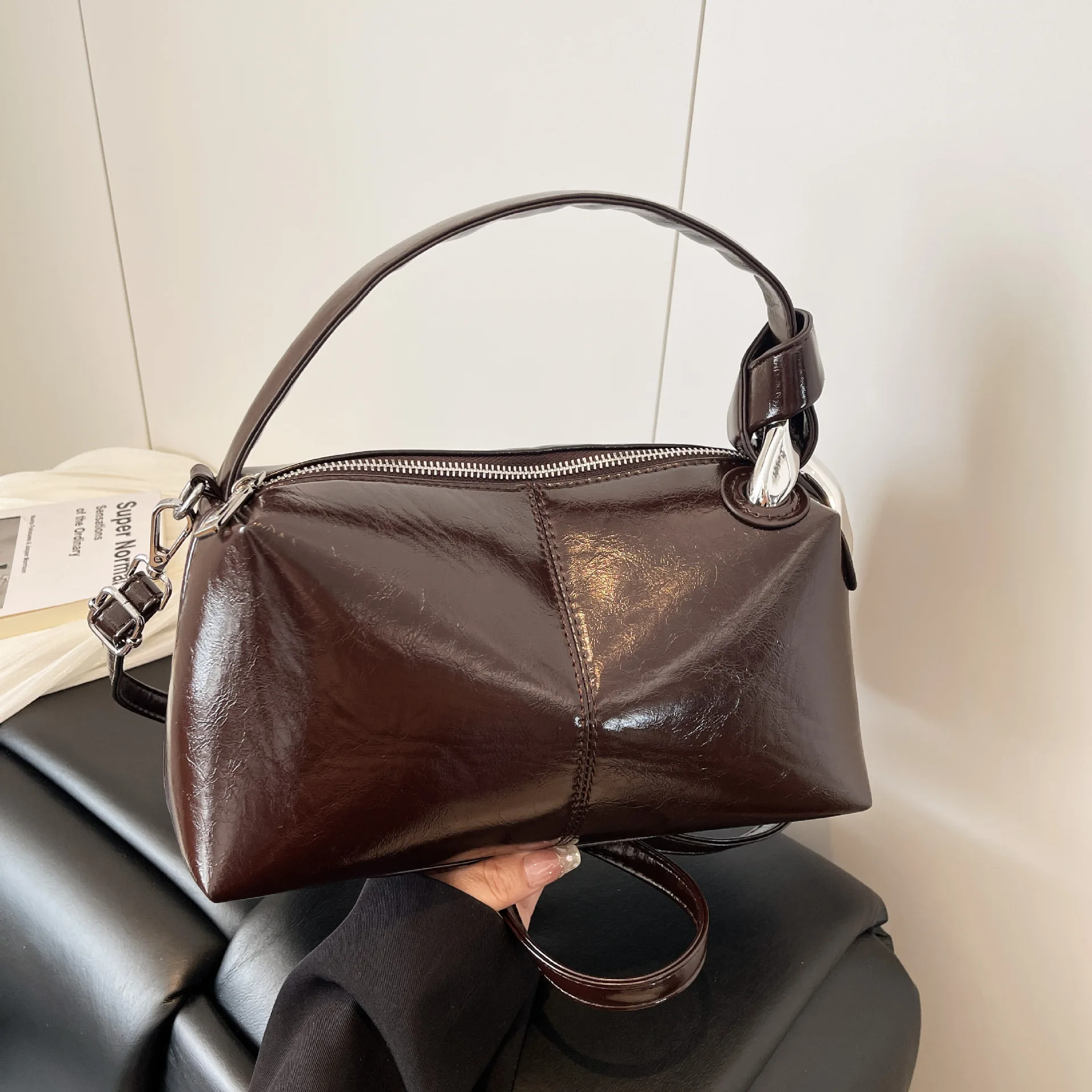 Vintage kussentas 2025, luxe portemonnee met handvat aan de bovenkant voor dames, ruime schouder crossbody, niche dag tot nacht draagtas, getextureerde sling