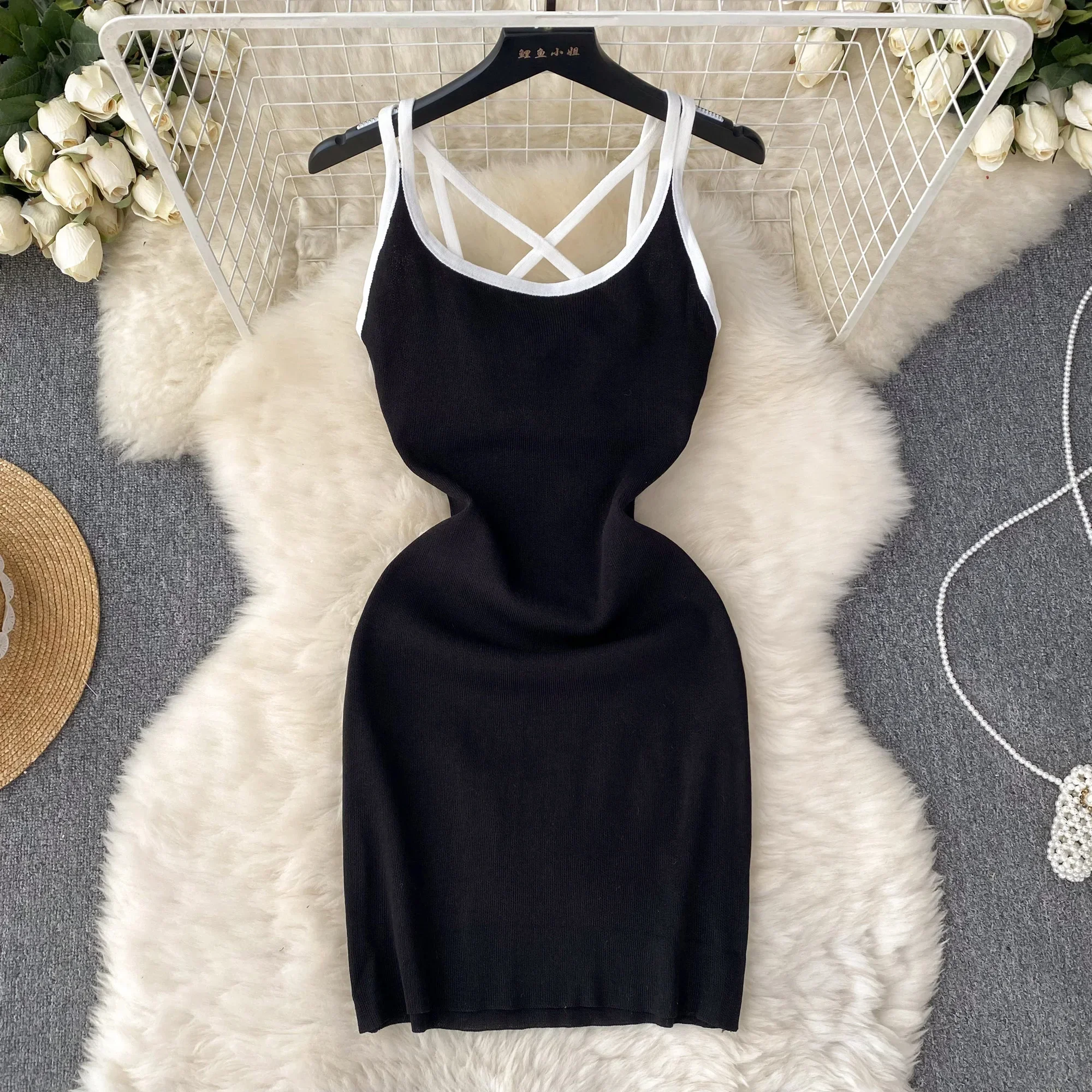 2025 여름 니트 섹시한 스트랩 드레스 U 넥 크로스 여성 탱크 Elatic 허리 Bodycon Sundress 여성 비치 백리스 짧은 드레스