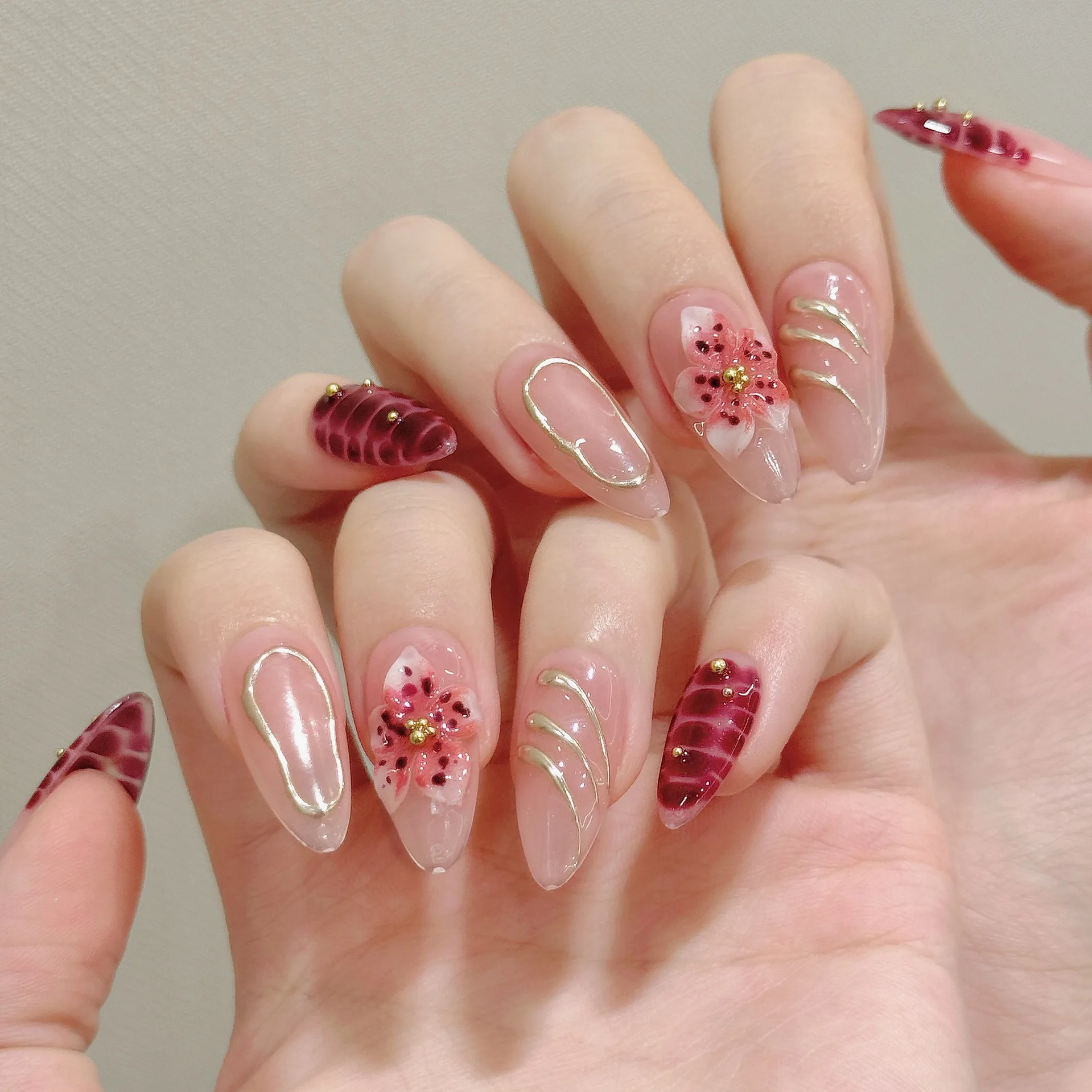 

10pcs Handmade French Almond Press on Nails Retro Wine Red 3D Carving Flowers Golden Thread Design Fake Nails Wearable Nails Art