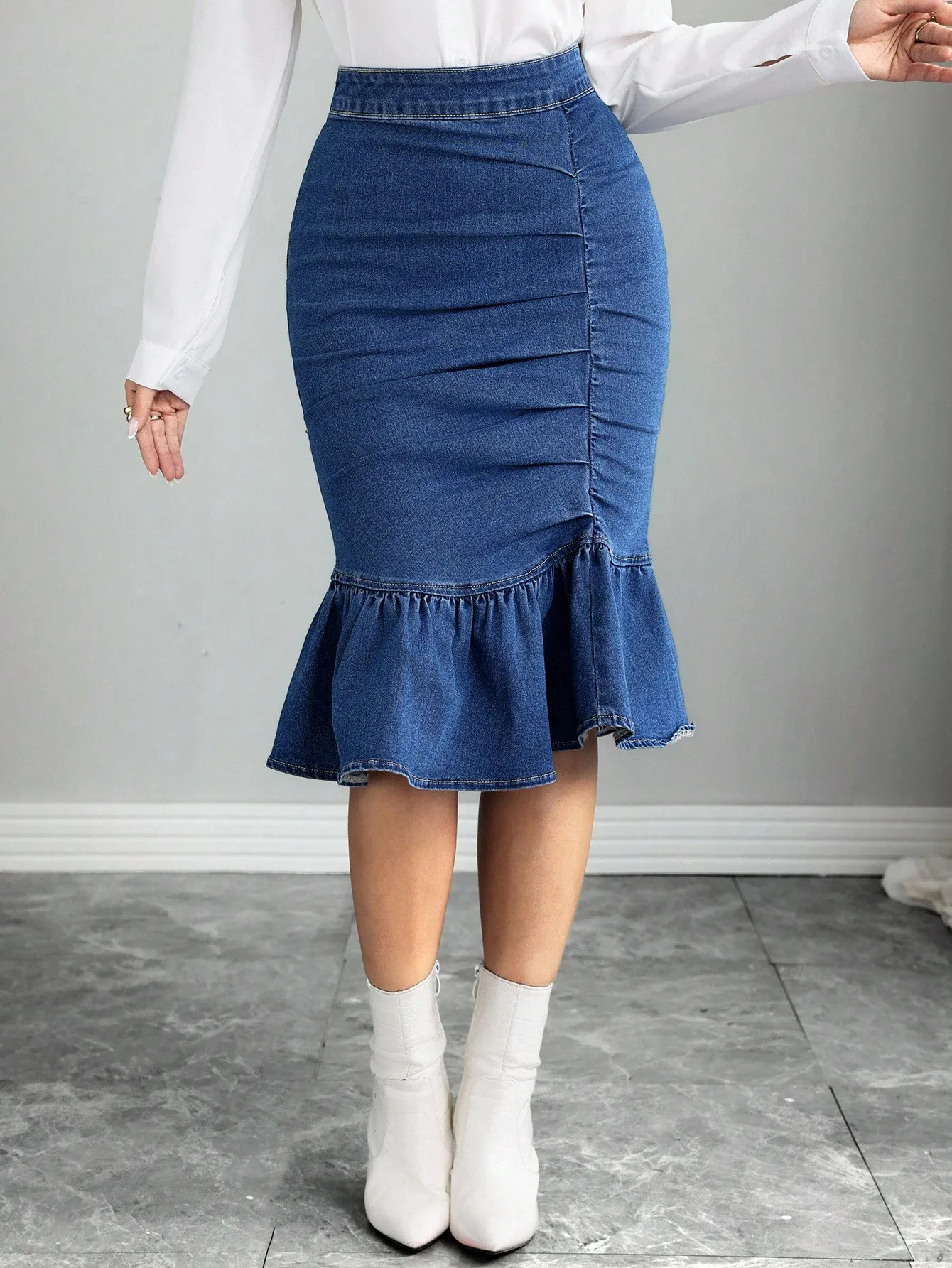 

Женская джинсовая юбка-миди с высокой талией, рюшами по подолу и эластичной резинкой на талии