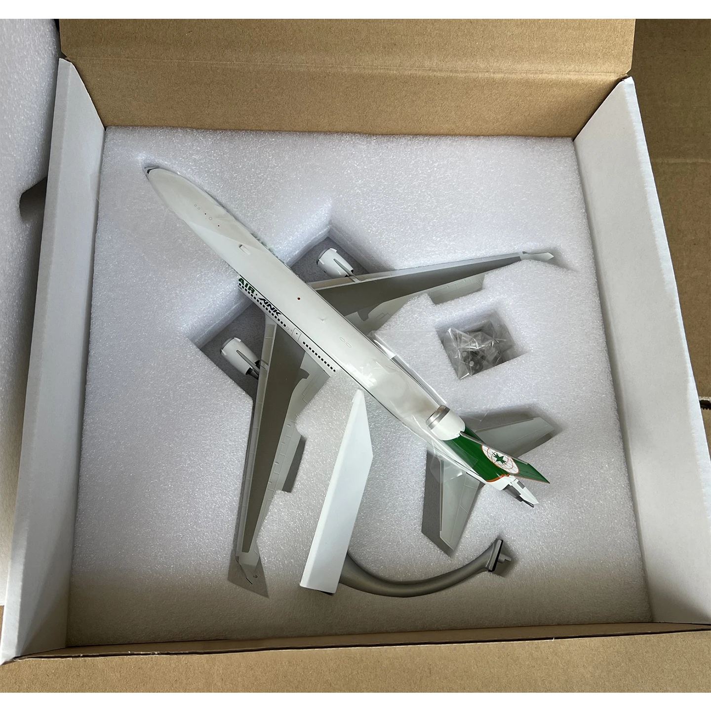 JCXX20171 1/200 إيفا الهواء MD-11 نموذج طائرة B-16102 سبيكة نموذج طائرة