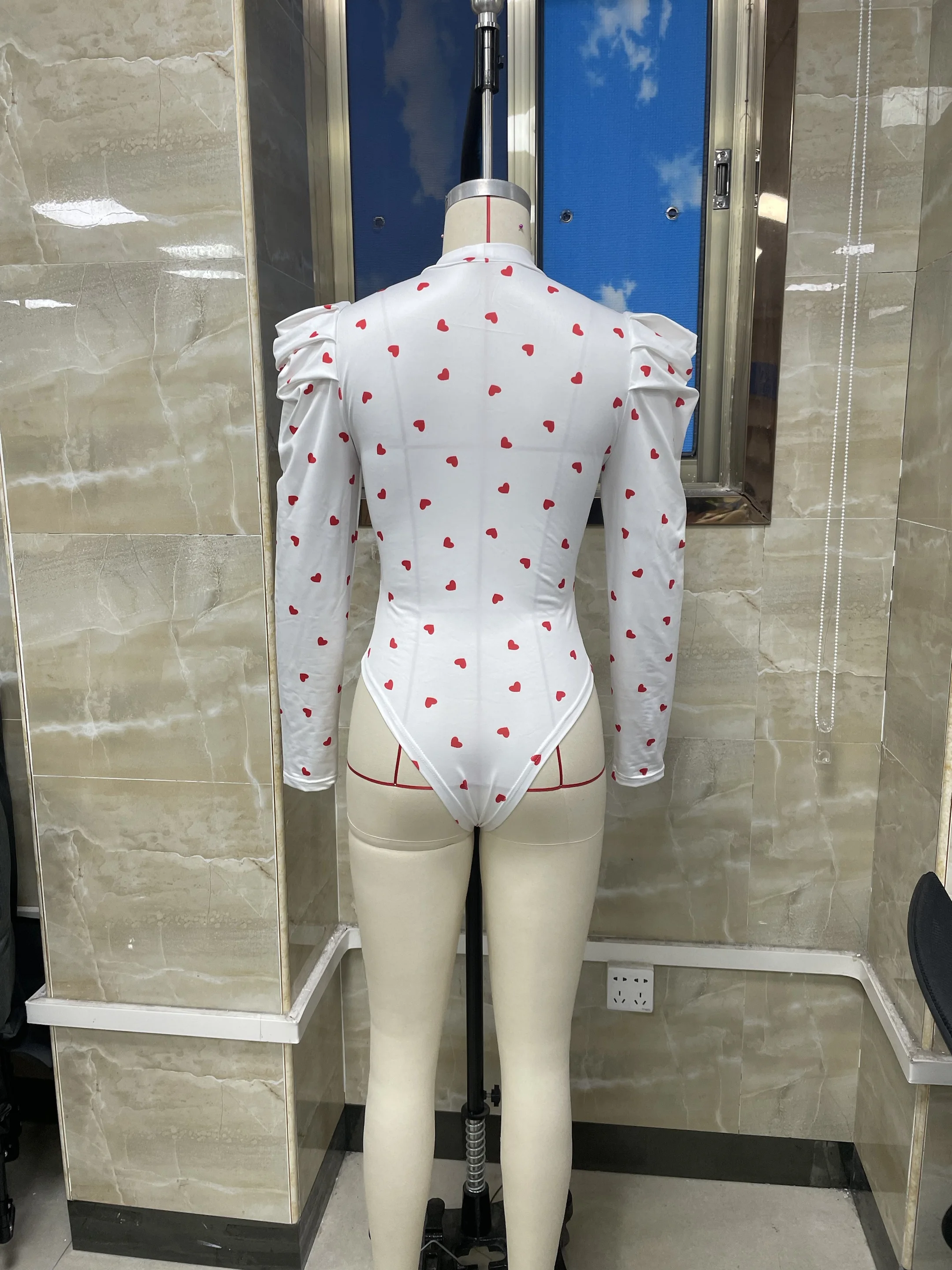 

Женское боди с длинными рукавами, стильный облегающий комбинезон с круглым вырезом и принтом Love Heart на осень