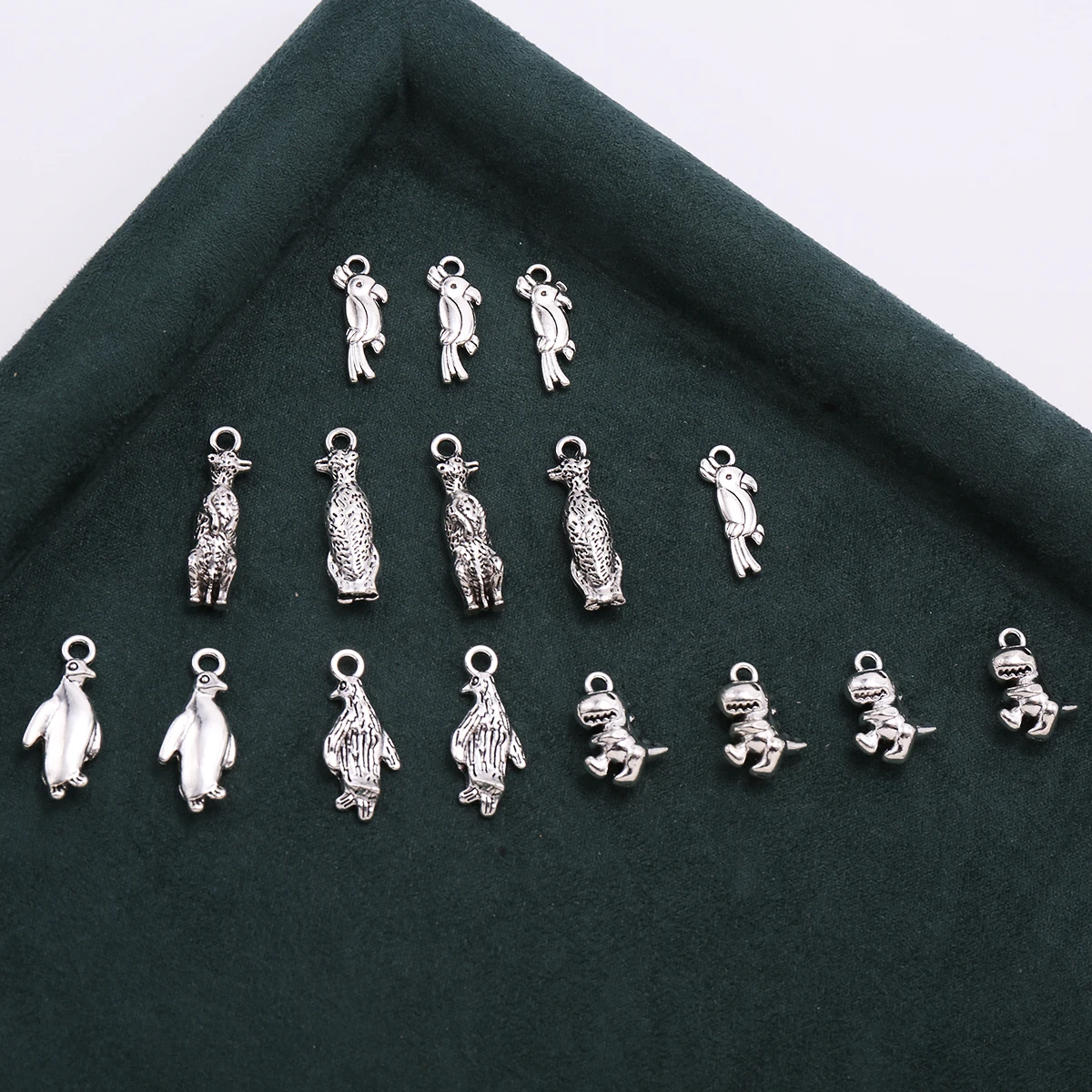 Juego de 16 piezas de colgantes de animales hechos a mano, colgantes variados con motivos de loros, jirafas, pingüinos y dinosaurios, adecuados para pulseras, collares, pendientes y adornos colgantes, accesorios de decoración con cuentas hechos a mano