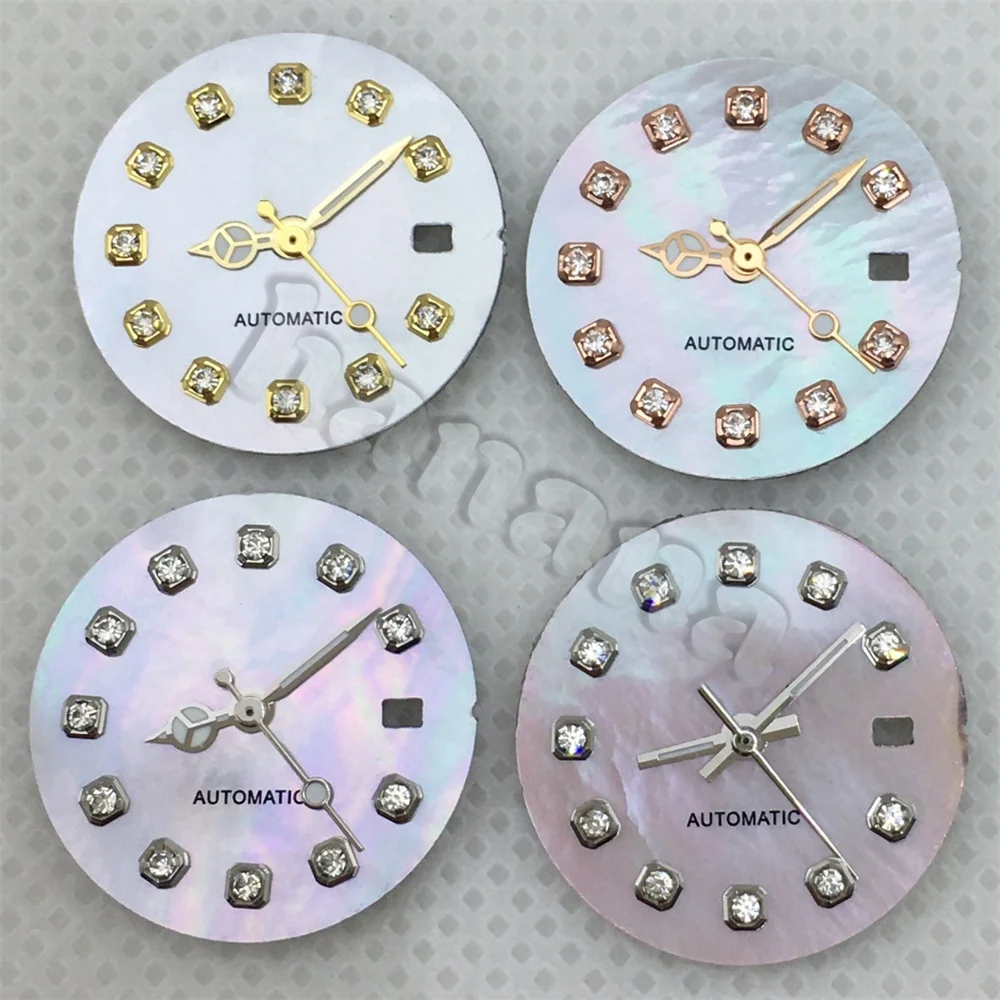 تتميز NH05 باللؤلؤ الأبيض الوردي للسيدات بمينا 20.5 ملم مع عقارب فضية وذهبية وردية ومؤشرات ماسية لحركة NH05A NH06