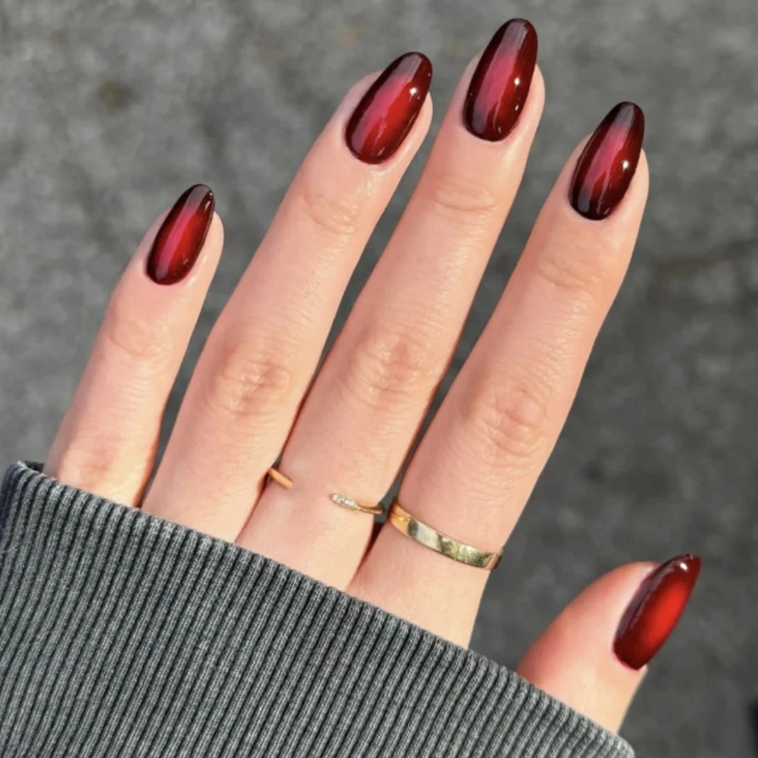 24個入り ディープレッド バーガンディー ソリッドカラー キャットアイ アーモンド ショート シャイニー フェイクネイル 付け爪 再利用可能 フルカバー ネイルチップ プレスオンネイル