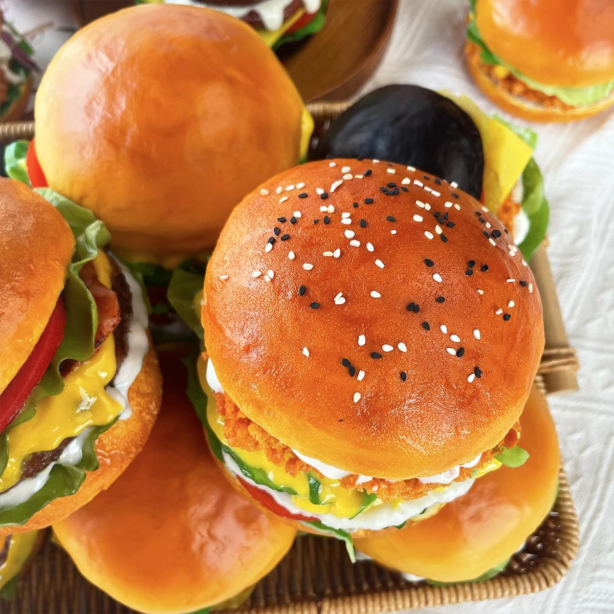 Realistisches gefälschtes Hamburger-Modell, PU-Material, Lebensmittel-Display-Requisite (1 Stück), für Fotografie, Dekoration, Restaurant, Schaufenster, Party – Detail 10