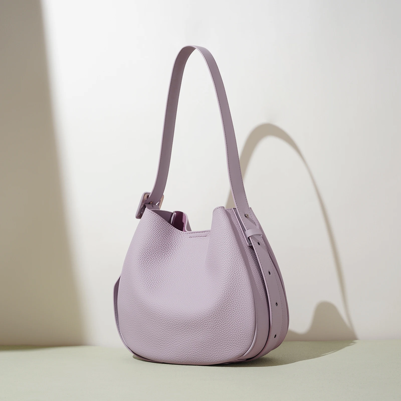 

Niche Ladies Wide Shoulder Strap Commuter Shoulder Bag Large Capacity Leather Crossbody Women Bag Simple Tote Bucket Bag Female