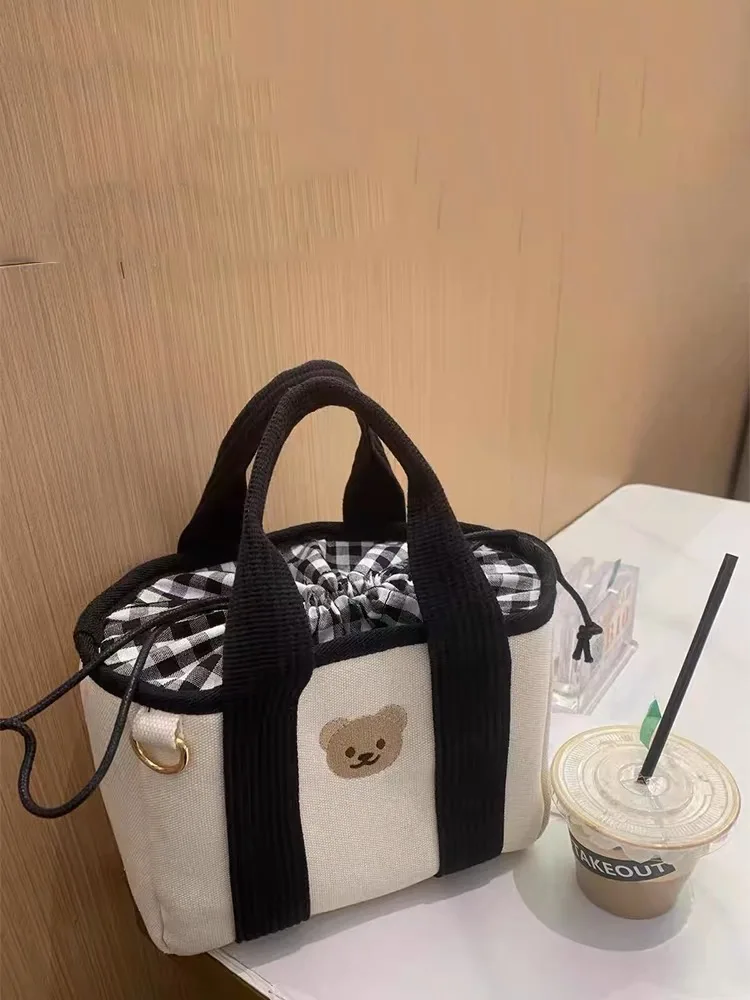 Bolso de mano con cordón para mujer, bolsa de lona con oso bordado, bolsos pequeños y bonitos, nueva tendencia