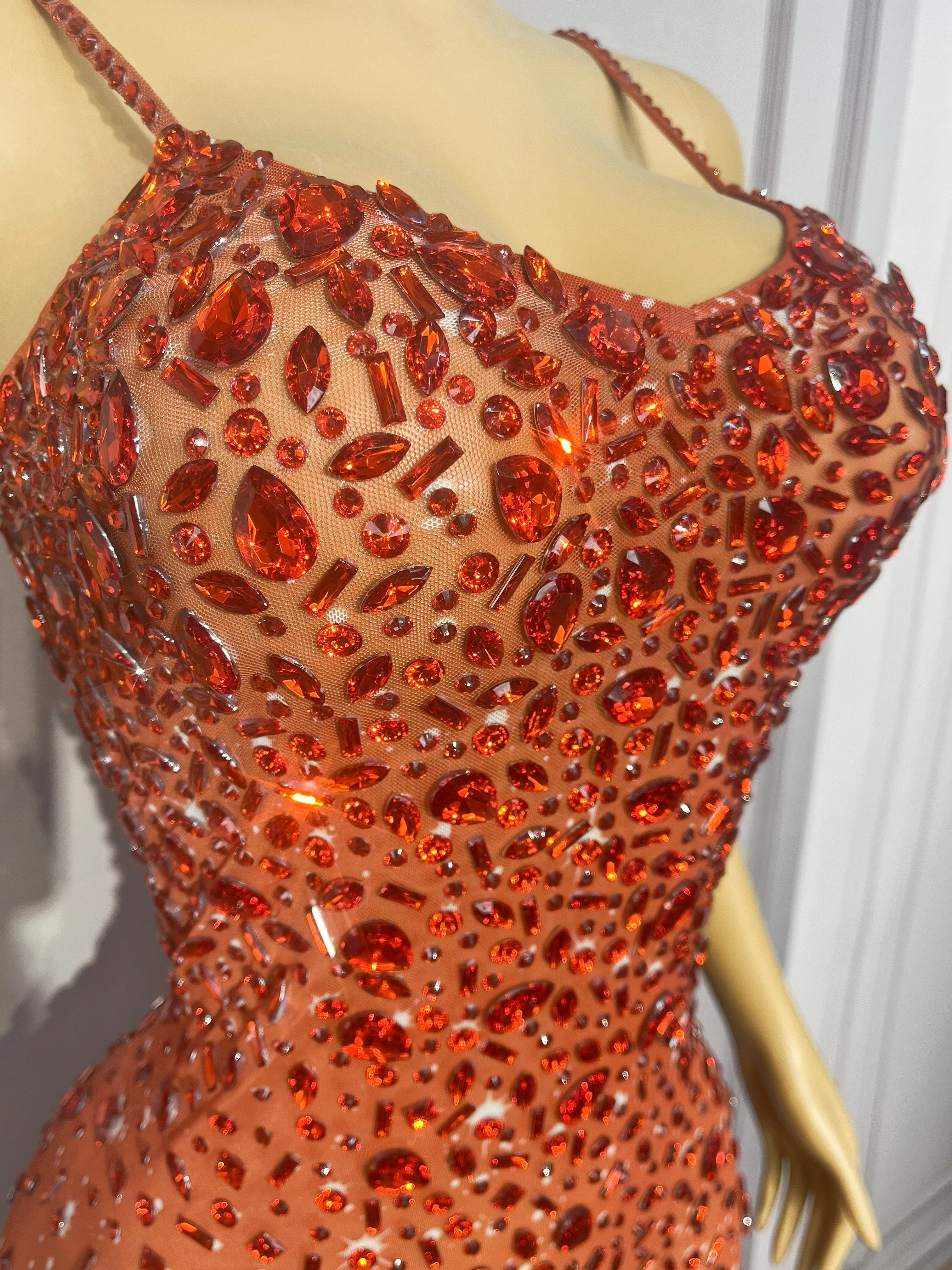 Abito da palcoscenico alla moda da donna Strass scintillanti Bretelle in rete Abito da sera Abito da festa Tappeto rosso Spettacolo Costume Xingshanshan