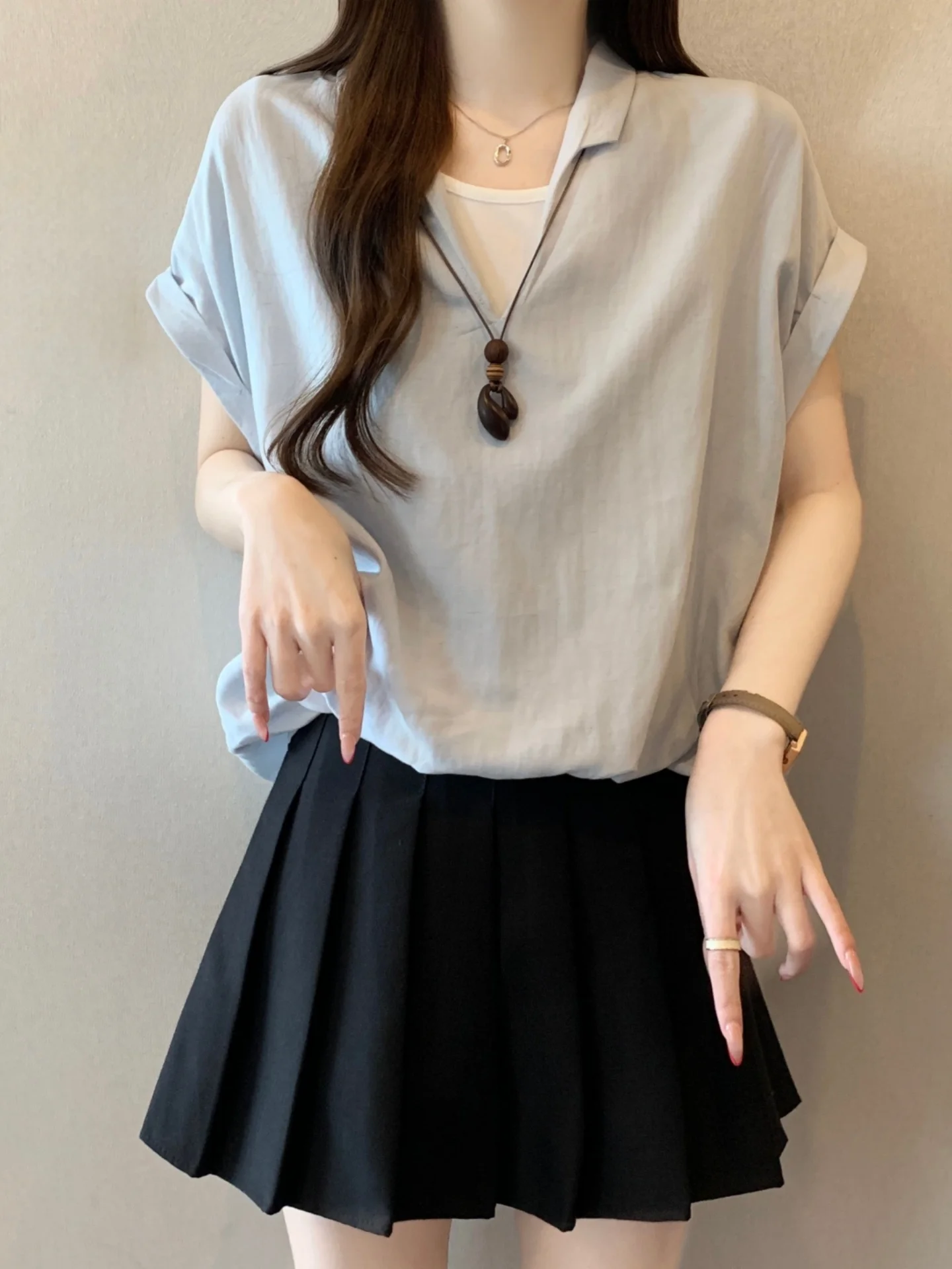 

Slimming V-Neck Short Sleeve Base Shirt Women's Summer 2026 plus Size Fashionable Short Length Top Korean Style Commute Wind