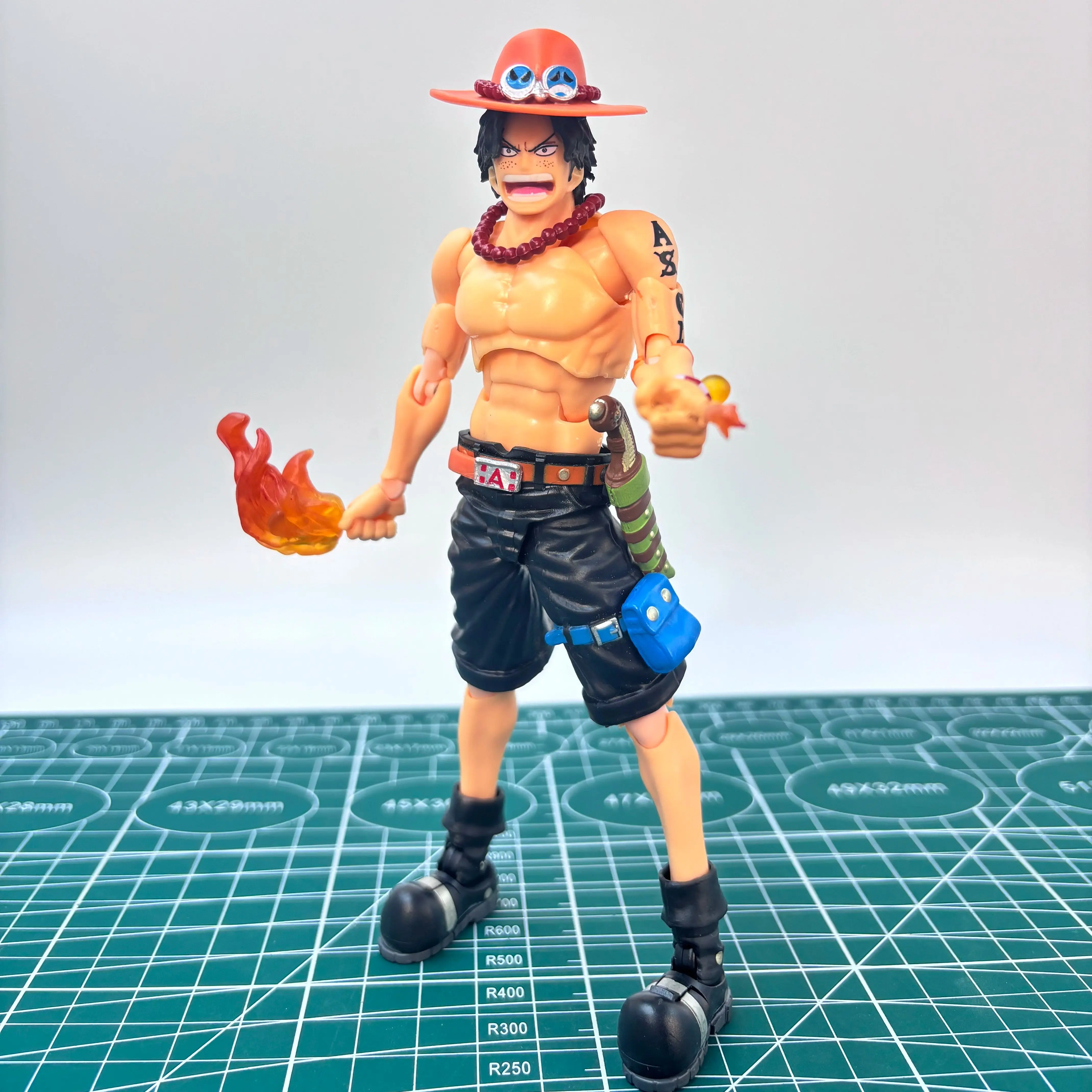 Bandai SHF One Piece Ace Actionfigur - Vollständig beweglich mit austauschbaren Gesichtern, Sammlerqualität Anime-Statue – Detail 6