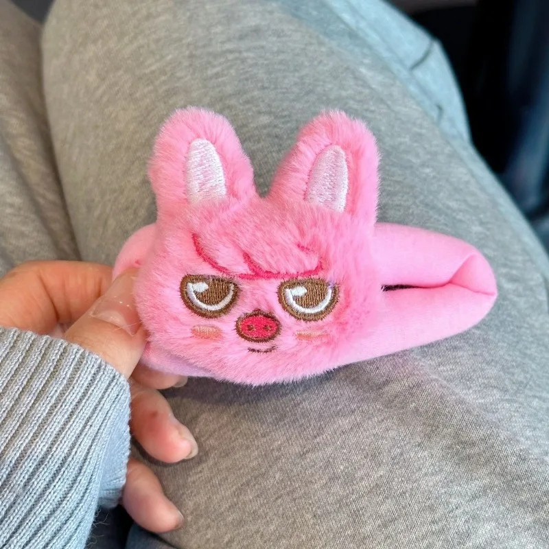 أحدث مشابك غرة لطيفة من skzoo 2025، ودبابيس شعر كرتونية كبيرة، وبضائع للحفلات الموسيقية