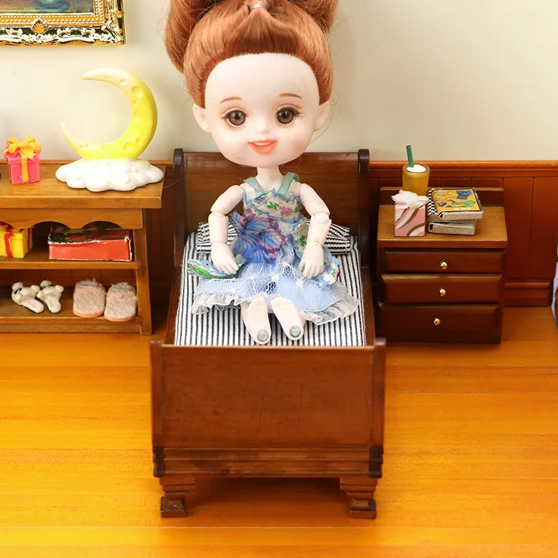 เฟอร์นิเจอร์จิ๋วสำหรับบ้านตุ๊กตา 1:12 รูปแบบห้องนอน ฉากจิ๋ว เตียงเดี่ยวลายทางสีน้ำตาลสไตล์วินเทจ แบบจำลองสำหรับบ้านตุ๊กตา