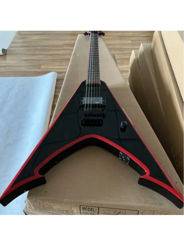 Deutsches Lager: Schwarze E-Gitarre mit Massivholzkorpus, Floyd-Rose-Tremolo, HH-Tonabnehmern und roten Kanten