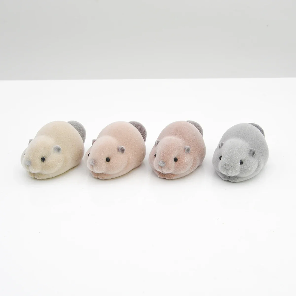 Yell world แคปซูลของเล่นน่ารัก Kawaii สัตว์ Fluffy flocky Beaver ซ้อน Mascot ตัวเลข