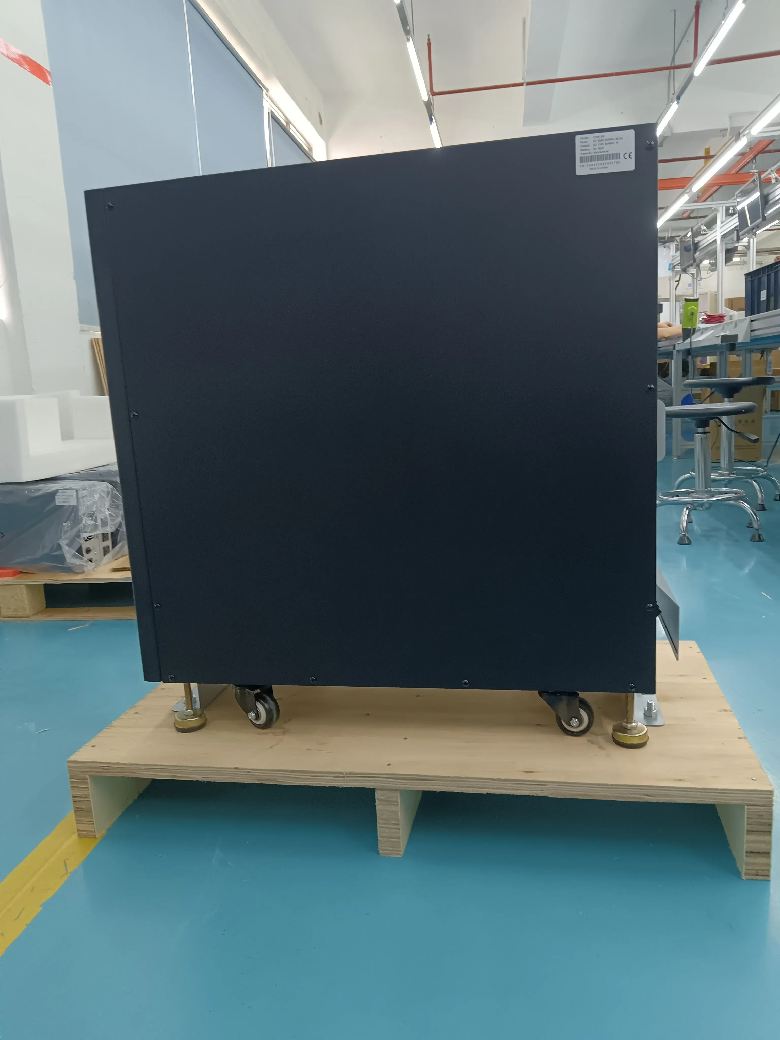 10KVA عالية التردد من نوع البرج UPS مخرج مزدوج الطور مع محول عزل مدمج لإمدادات الطاقة المستقرة