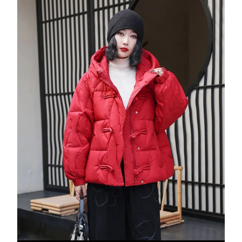 A nova jaqueta de inverno para mulheres curto com capuz um com estilo étnico fivelas grossas feitas retro pato branco para baixo casaco solto quente