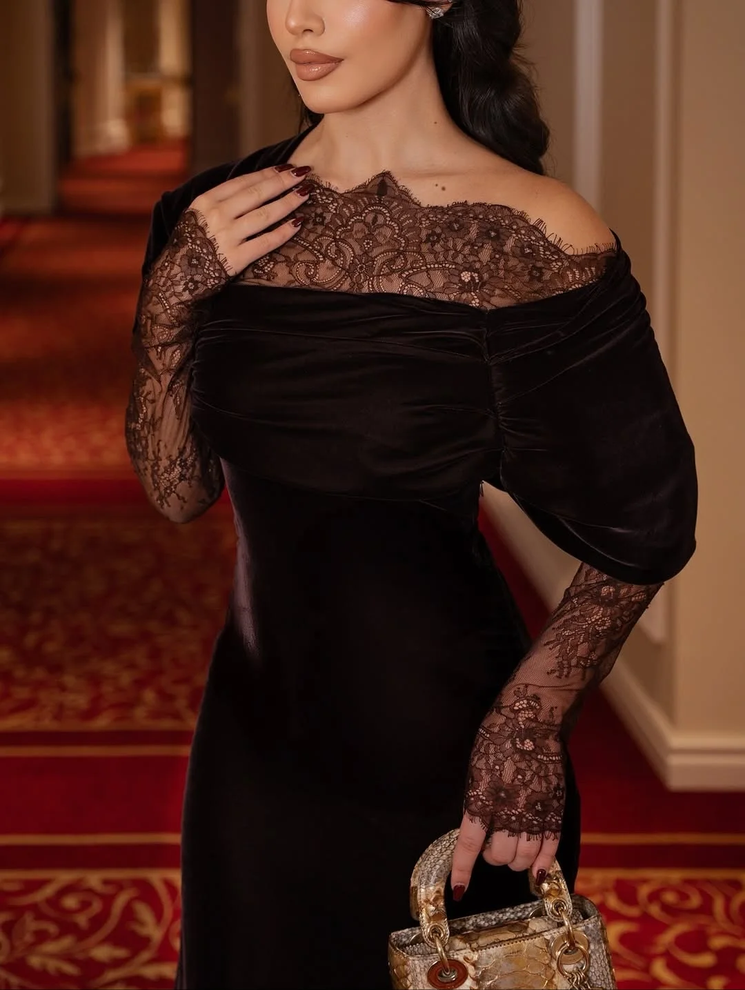 Nuevo diseño único cuello encaje ilusión terciopelo abertura lateral plisado sirena noche graduación vestido de fiesta formal