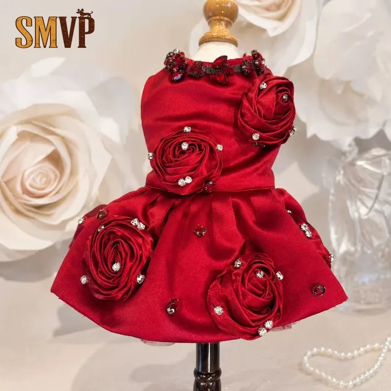 abito-da-cerimonia-in-raso-rosso-vino-di-lusso-per-animali-domestici-decorato-con-rose-3d-e-strass-realizzato-a-mano-ideale-per-cani-di-piccola-taglia-e-gatti-perfetto-per-matrimoni-feste-e-costumi