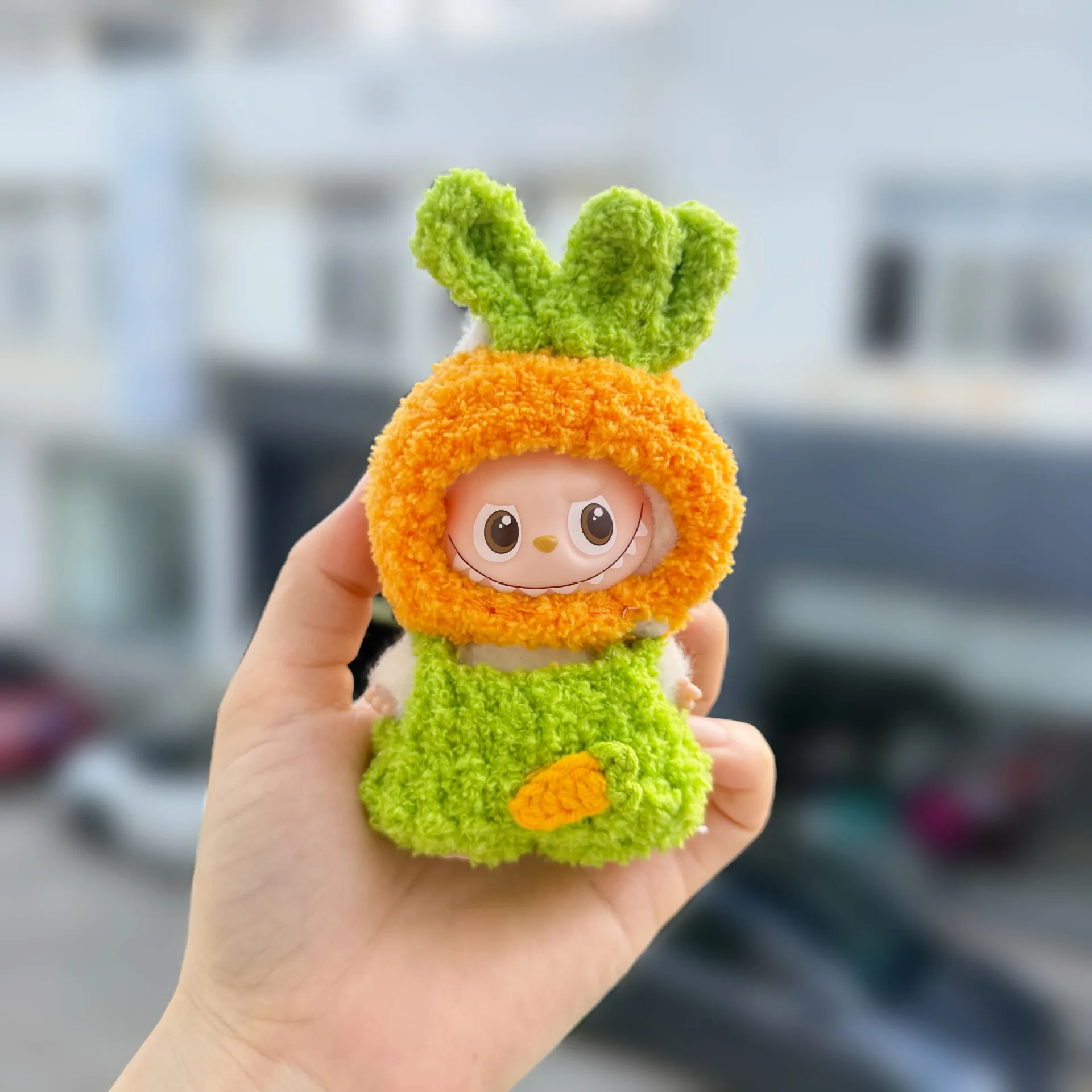 

LABUBU 4-го поколения, булавка для одежды для серии Love, милый плюшевый головной убор ручной работы с морковью, комплект из 2 предметов — LABUBU 4-го поколения