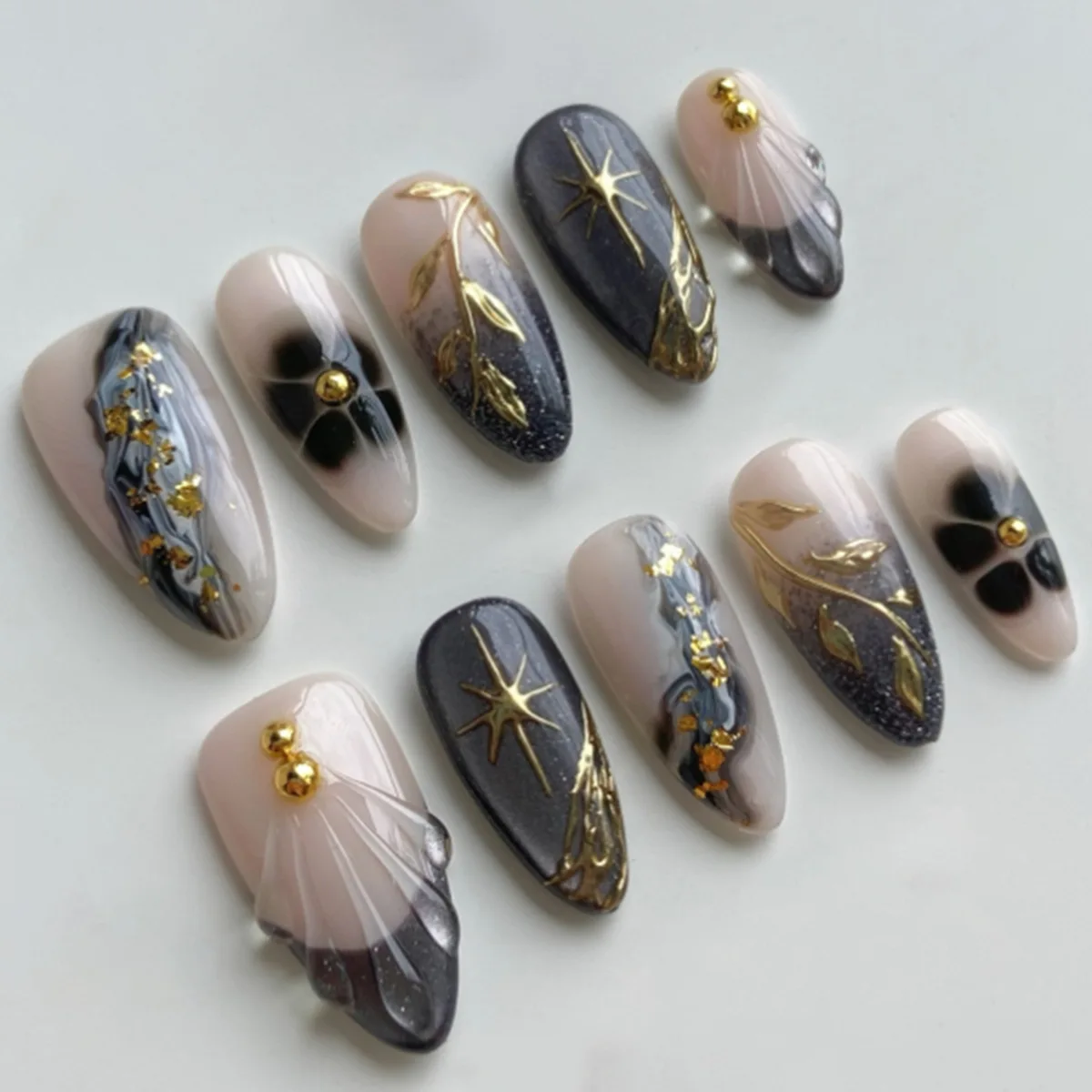 24 Uds. De uñas postizas de almendra francesa negra, dulce y fresco, prensado en uñas, diseño de hojas de estrellas doradas brillantes, puntas de uñas postizas