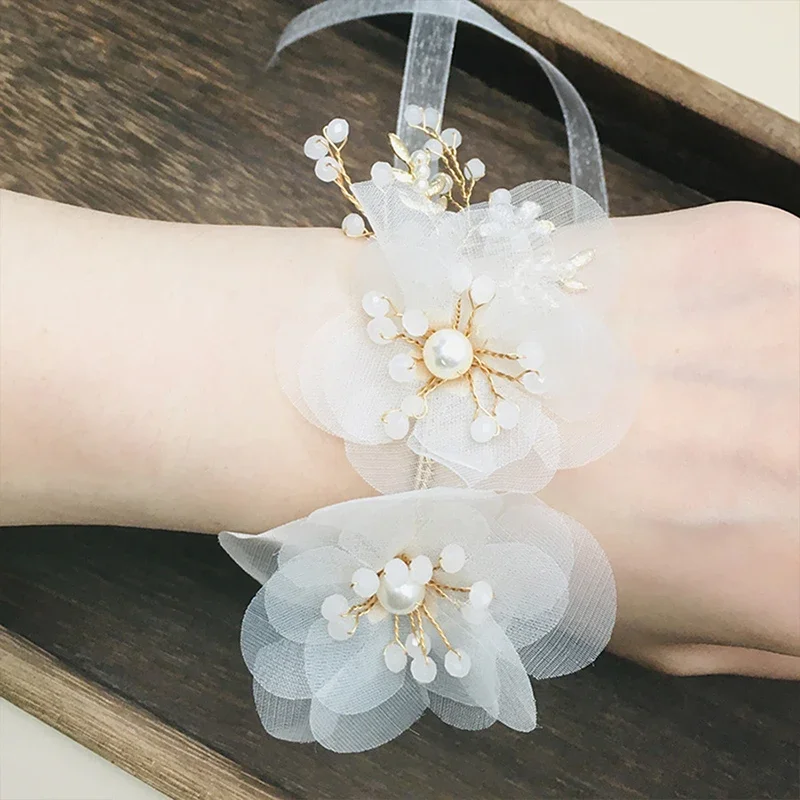 ลูกไม้สีขาวข้อมือ Corsage เพื่อนเจ้าสาวเพิร์ลสร้อยข้อมือดอกไม้ประดิษฐ์เจ้าสาวดอกไม้สําหรับงานแต่งงานเต้นรํา Party Decor เจ้าสาว