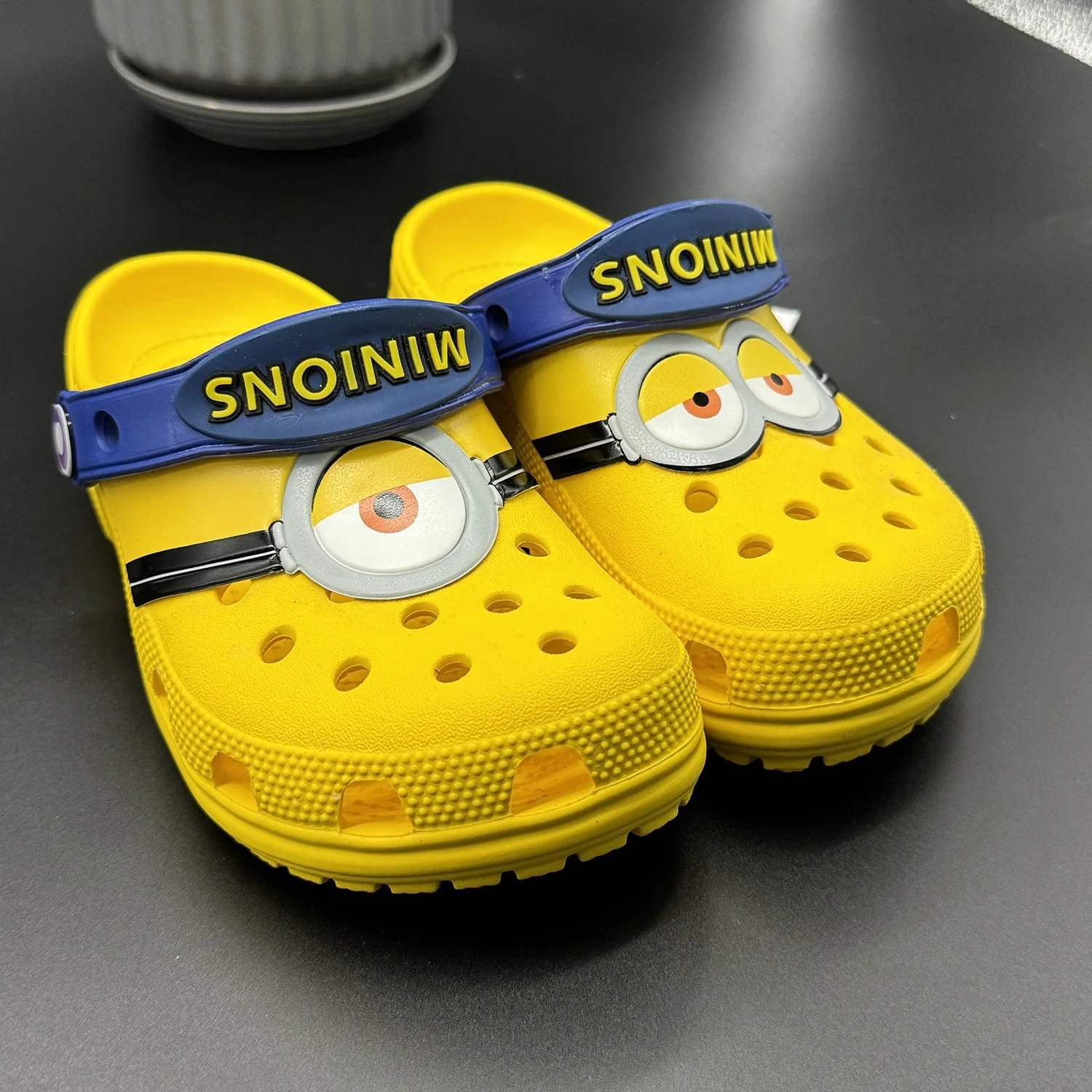 Minions Clogs Sandals Cartoon Garden Shoes Breathable Hollow Hole Slippers Non-Slip Eva Beach Water Shoes with Adjustable Strap