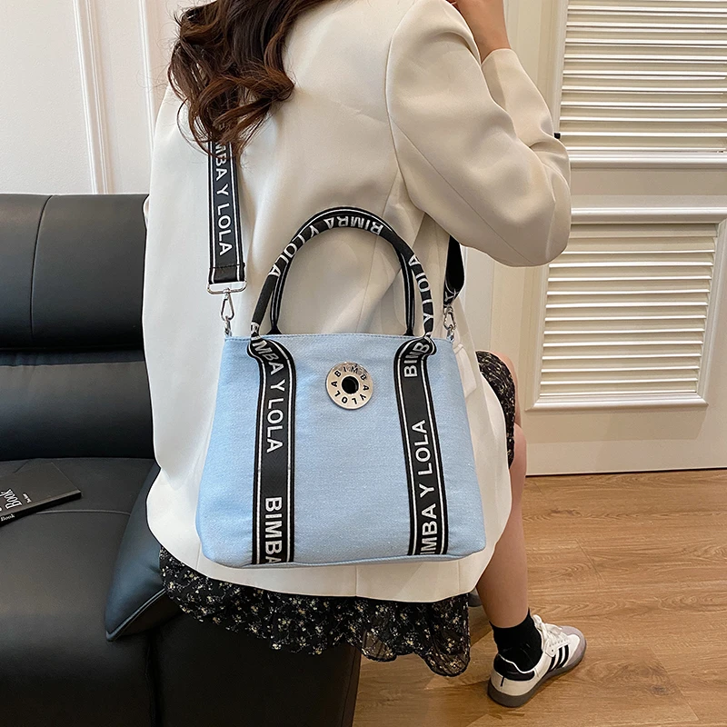 クリーム色のスエード素材のワンショルダーバッグ、柔らかくスタイリッシュで、ショッピング、日常使い、オフィス、通勤に最適です。