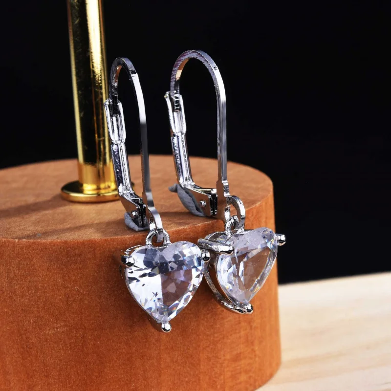 Tropfenohrringe aus 925er Sterlingsilber, Damenmodell. Herzförmiger Zirkonia-Anhänger. Elegantes Damenaccessoire. Geschenk. Mode