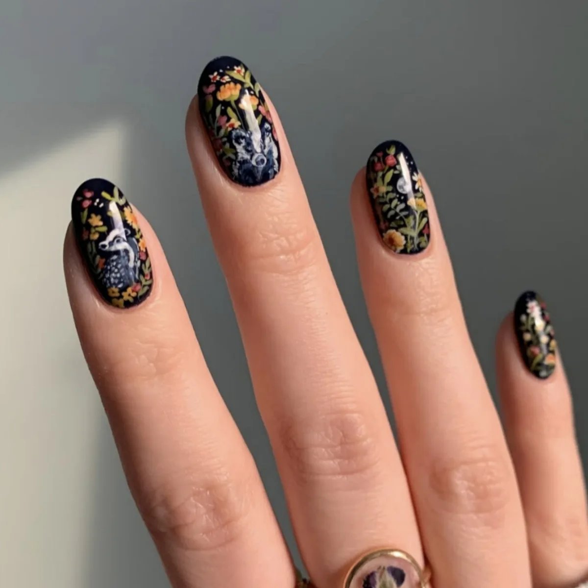 

24pcs Simple False Nails Sets Black Flower Leaves Full Cover Nail Tips Short Oval Press on Nails Reusable Round Head Fake Nail