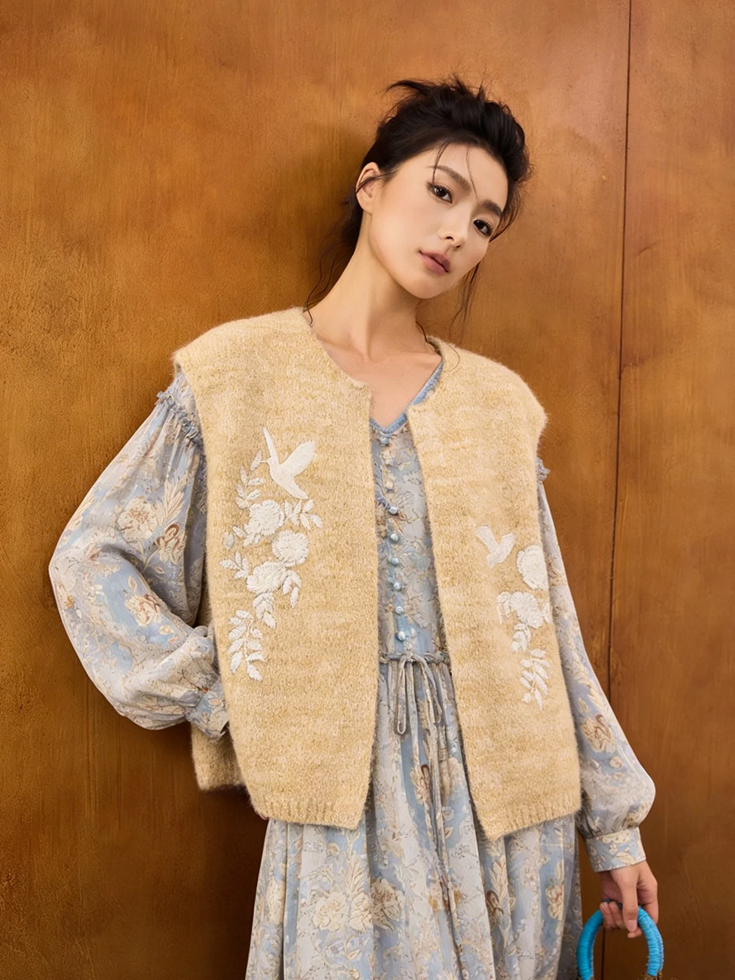 

Женский укороченный жилет Jiancha из шерстяной смеси с круглым вырезом, вязаный, с вышивкой, цвет молочного чая, для многослойных образов, ранняя весна