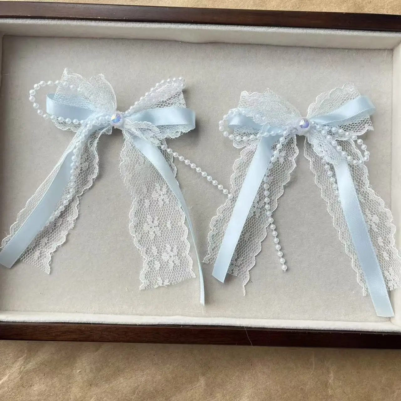Elegant lace and pearl bow headband accessories, shoe, sock, bag, and clothing accessories. Double ribbon design, sweet hair accessory. Gentle and feminine headwear. Elegant accessory for dates and parties. Daily fairy-style bow and pearl ribbon