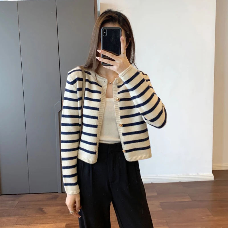 Korean Fashion Sweater Cardigan White Black Striped Knitted Sweater Women 2023 Winter Short Cardigan Long Sleeve Cardigan Female