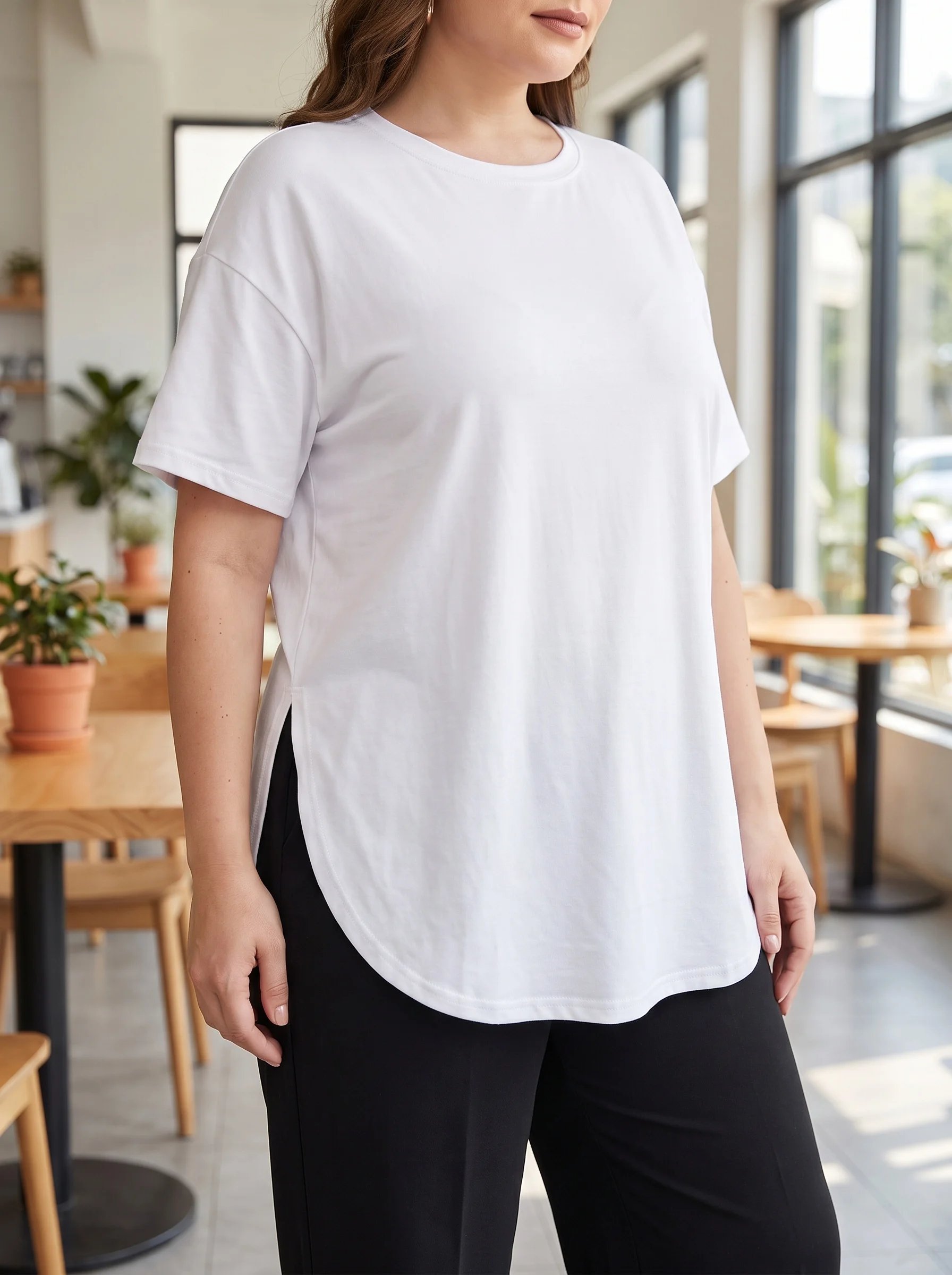 Gadinus Plus Size Damen-T-Shirt in Weiß, lockere Passform, kurzärmelig, seitlich geschlitzt, lässiges Oberteil – Detail 4